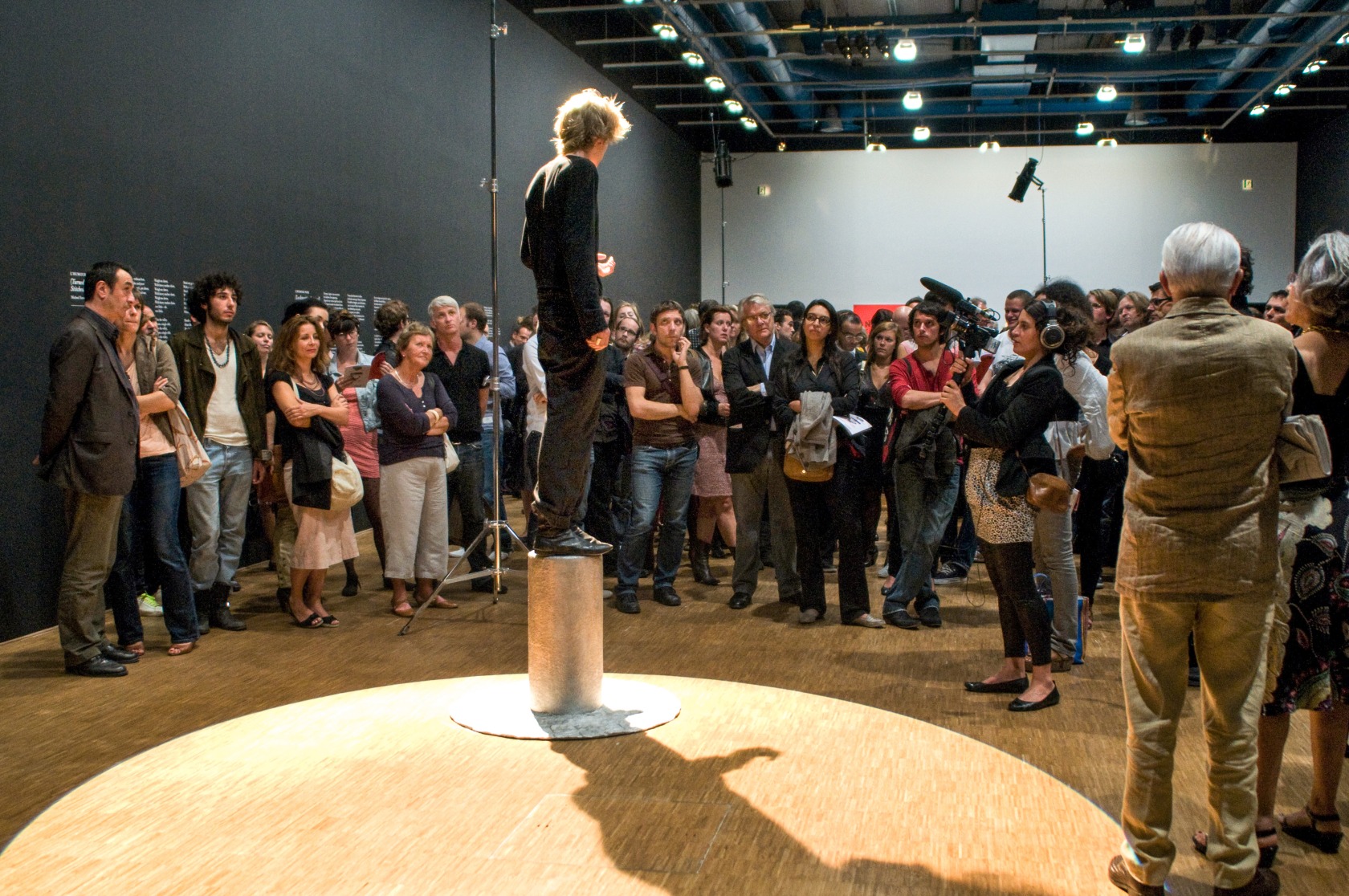 Exhibition view: Saâdane Afif, Anthologie de l’humour noir: Une cérémonie, Opening performance: Conrad Cecil and Samuel Mercer declaim the lyrics...