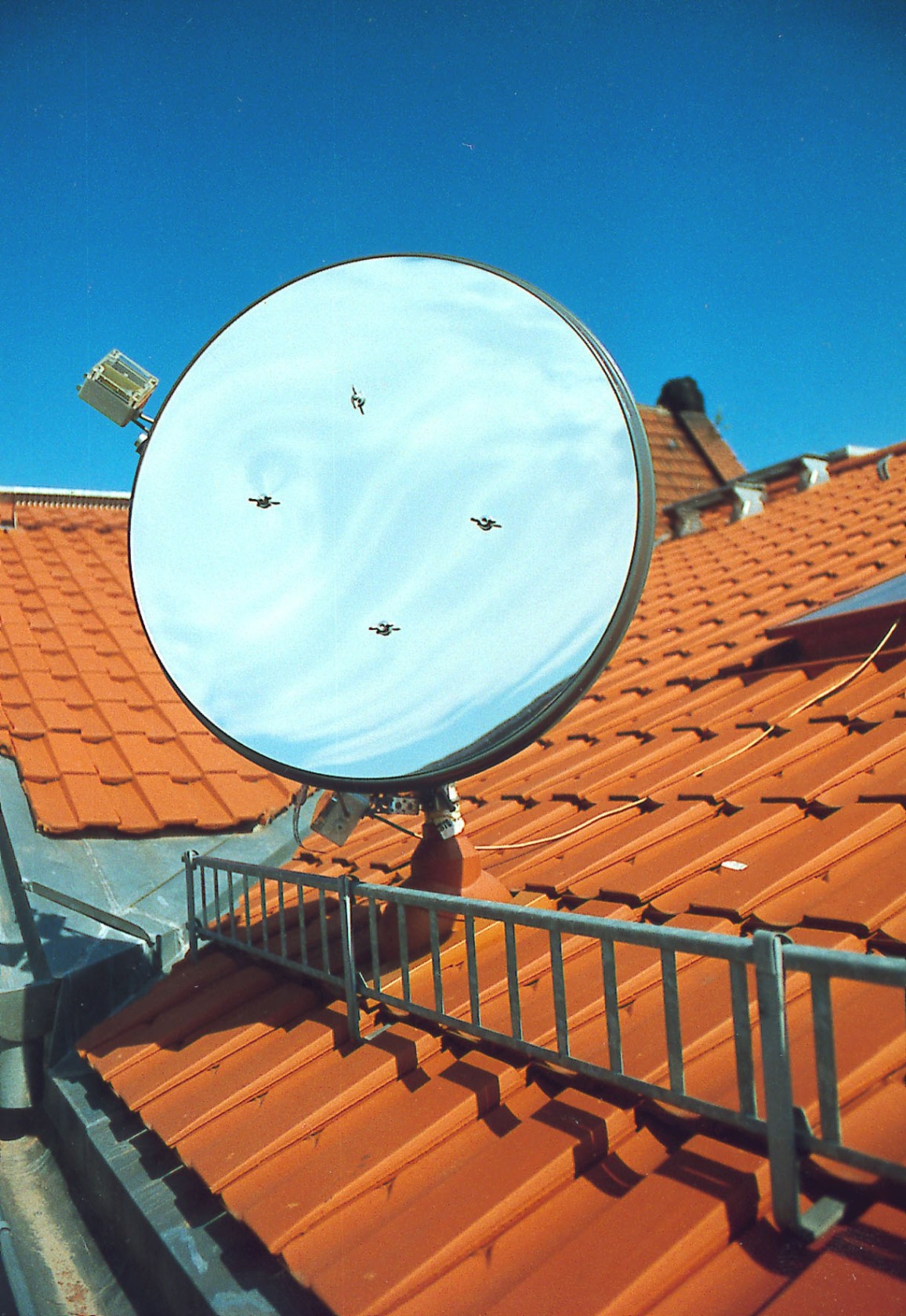 Christoph Keller, Helioflex, 1997. Exhibition view: WAS NUN?, Schipper & Krome, Berlin, 1996. Photo © Carsten Eisfeld