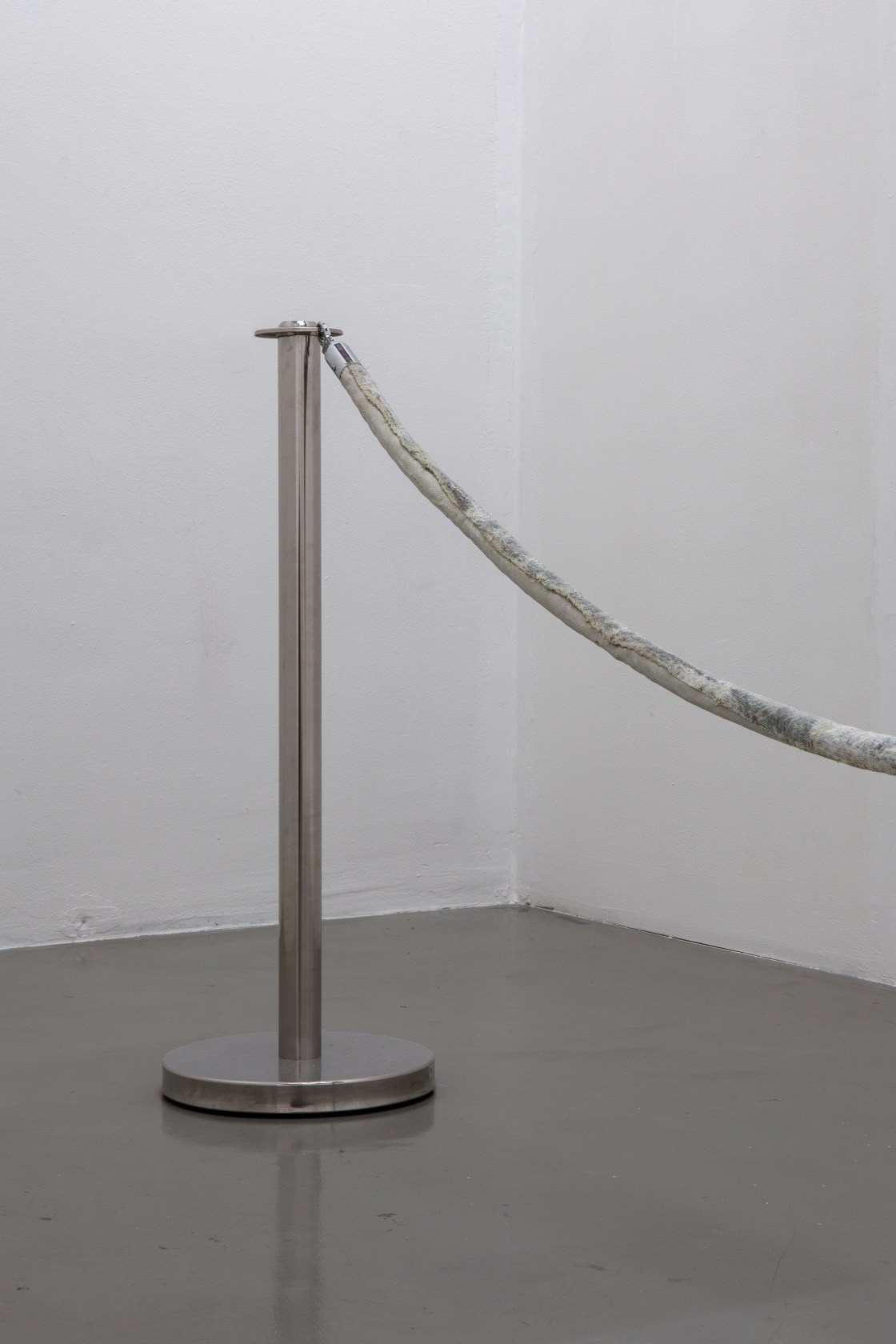 Contre-Dépouilles, [Undercuts], 2012 (detail) African rock python hide, rope, steel poles 272 x 33 x 90 cm Photo © Forde,...