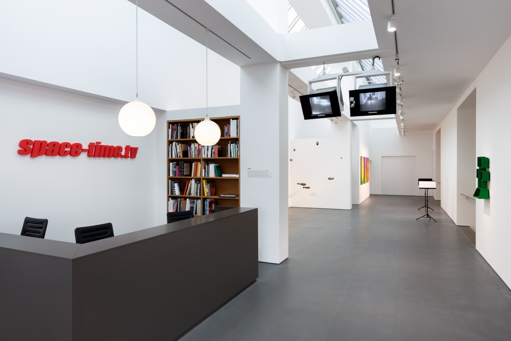 Exhibition view: PS81E, Esther Schipper, Berlin, 2020. Photo © Andrea Rossetti