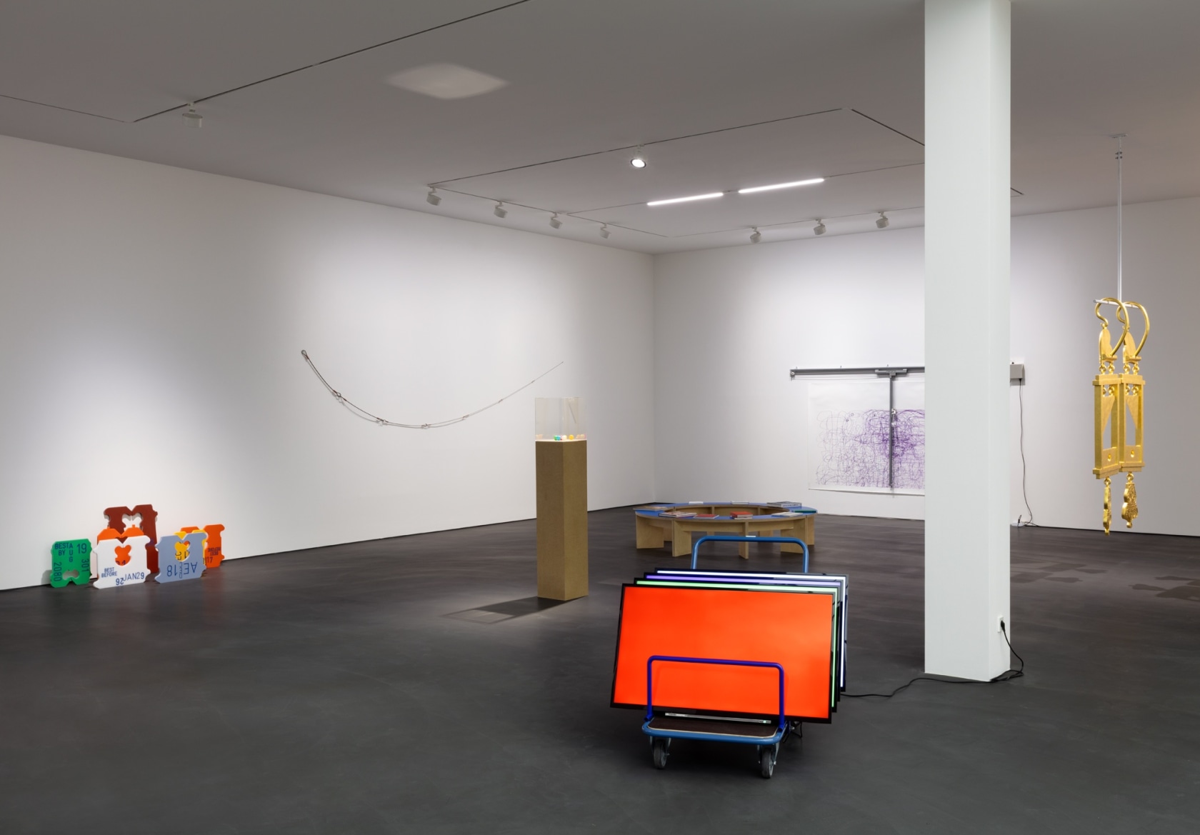 Exhibition view: PS81E, Esther Schipper, Berlin, 2020. Photo © Andrea Rossetti