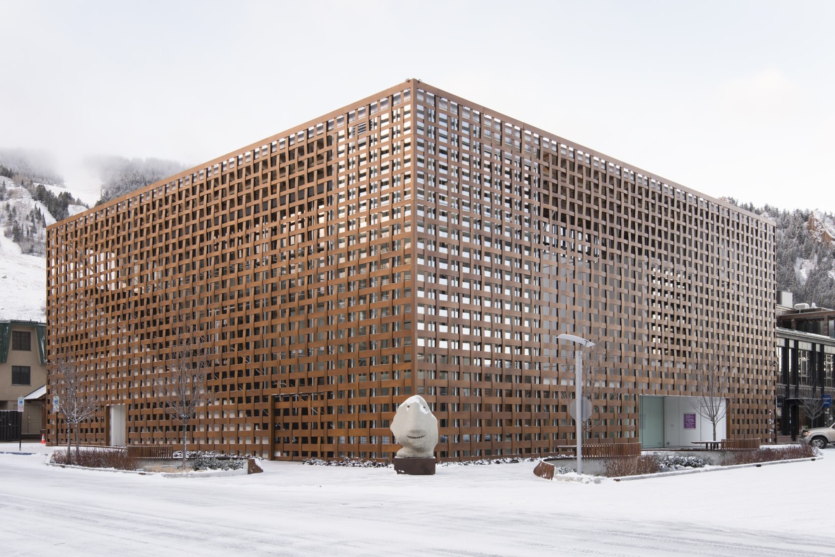 moonrise. east. july, 2005 Aluminum, paint, wood 160 cm × 210 cm × 150 cm Photo © Tony Prikryl