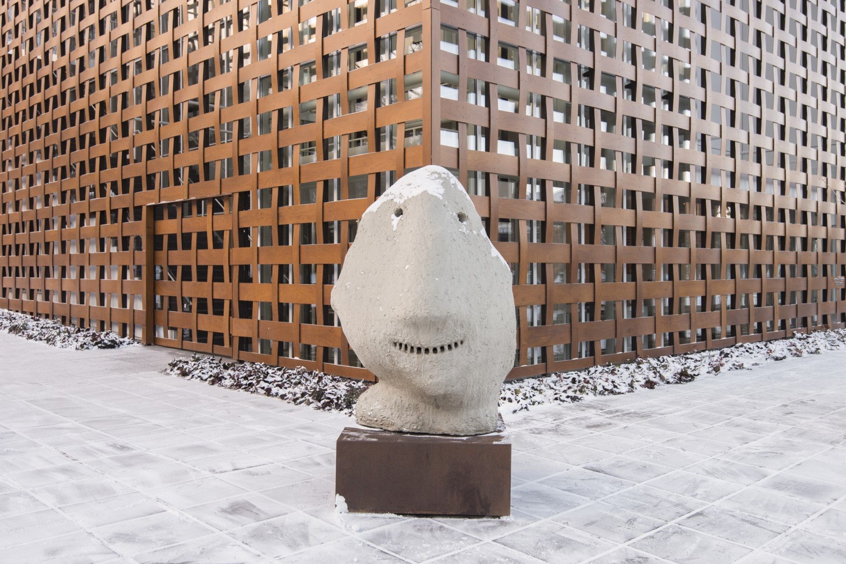 moonrise. east. july, 2005 Aluminum, paint, wood 160 cm × 210 cm × 150 cm Photo © Tony Prikryl