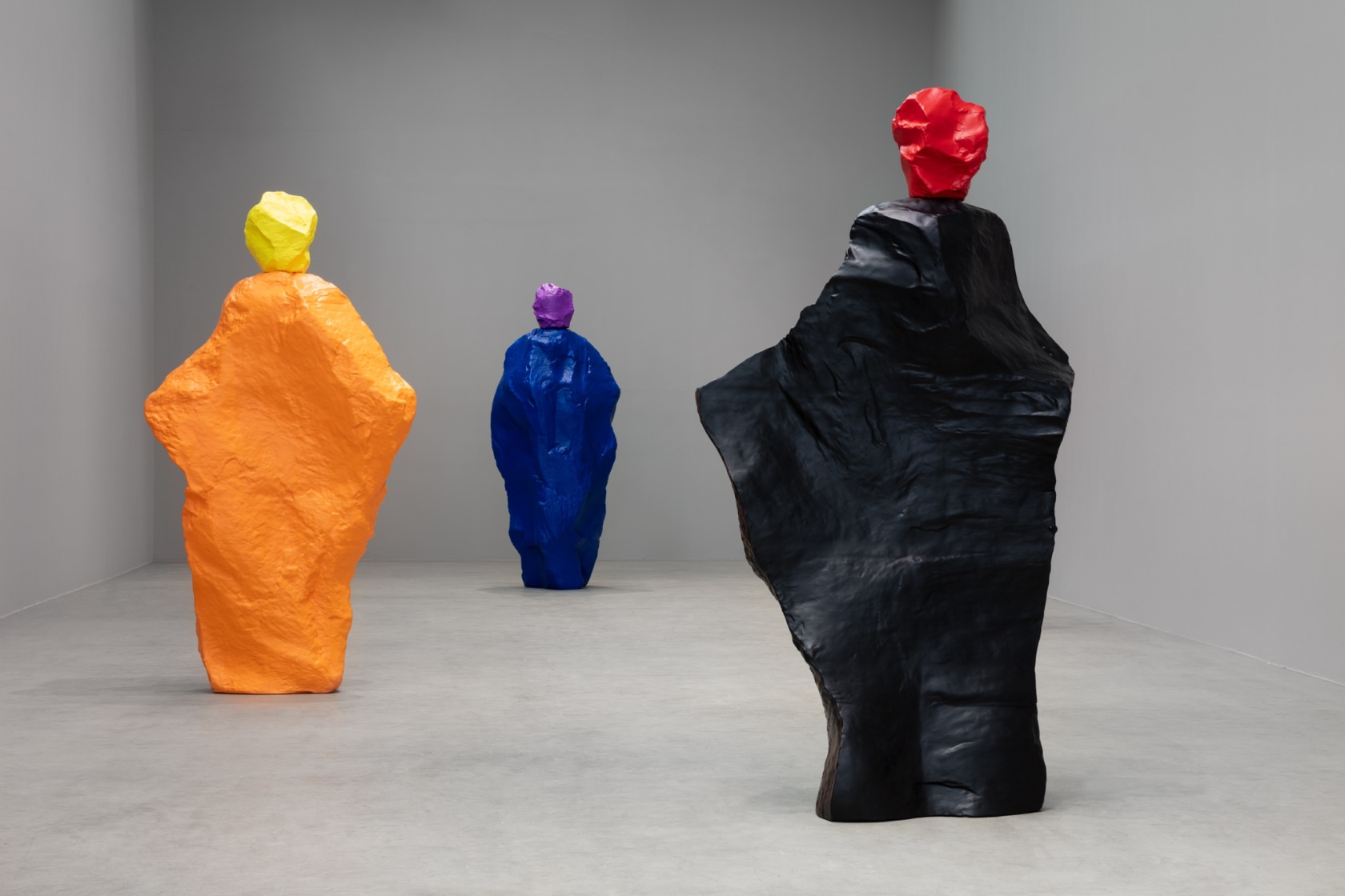 Exhibition view: nuns + monks, Esther Schipper, Berlin, 2020. Photo &copy; Andrea Rossetti