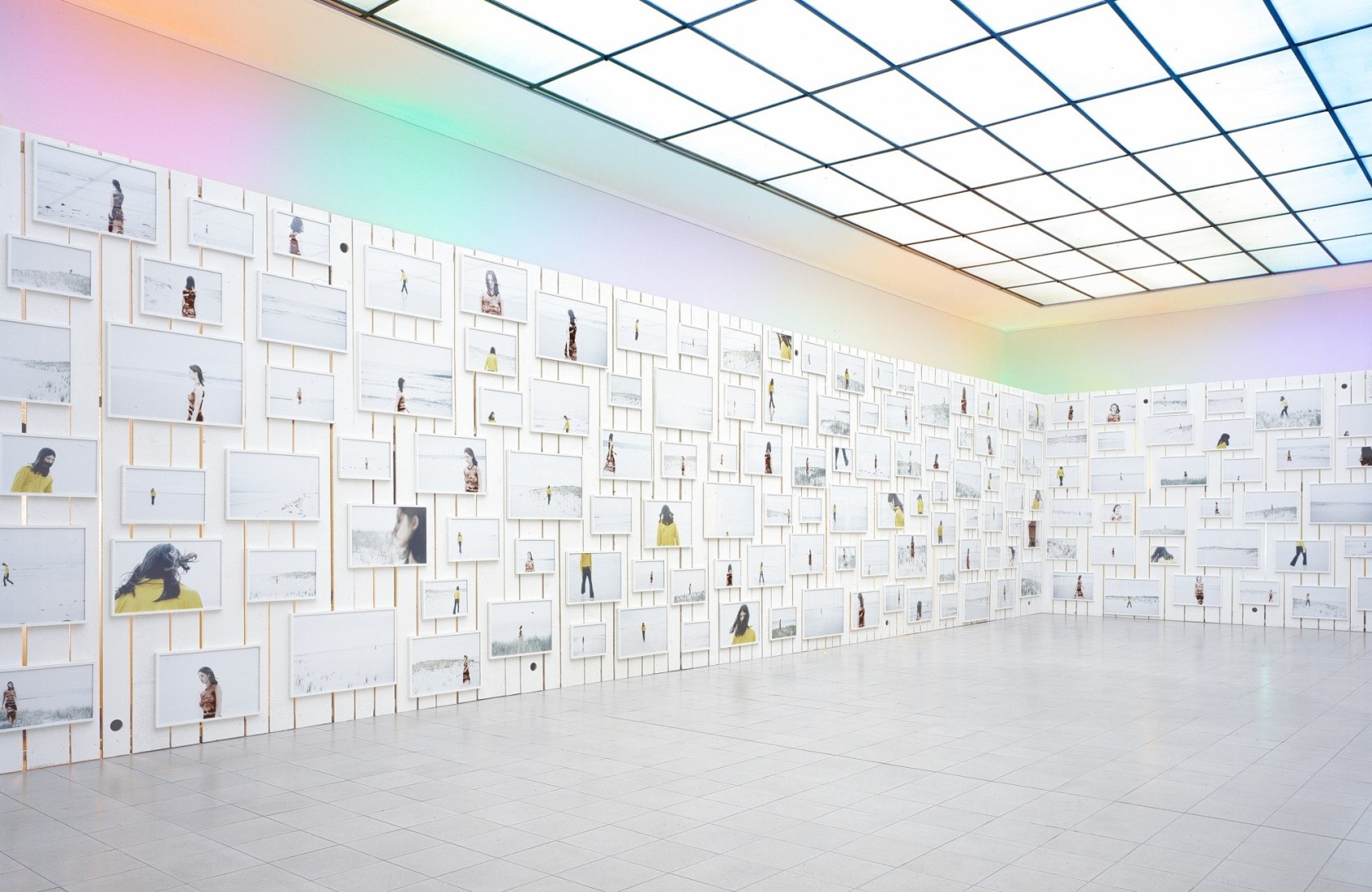sleep, 1999 white painted wooden wall, 167 white wooden frames, 167 c-prints, sound, 30 spots + with pvc foils, 15...