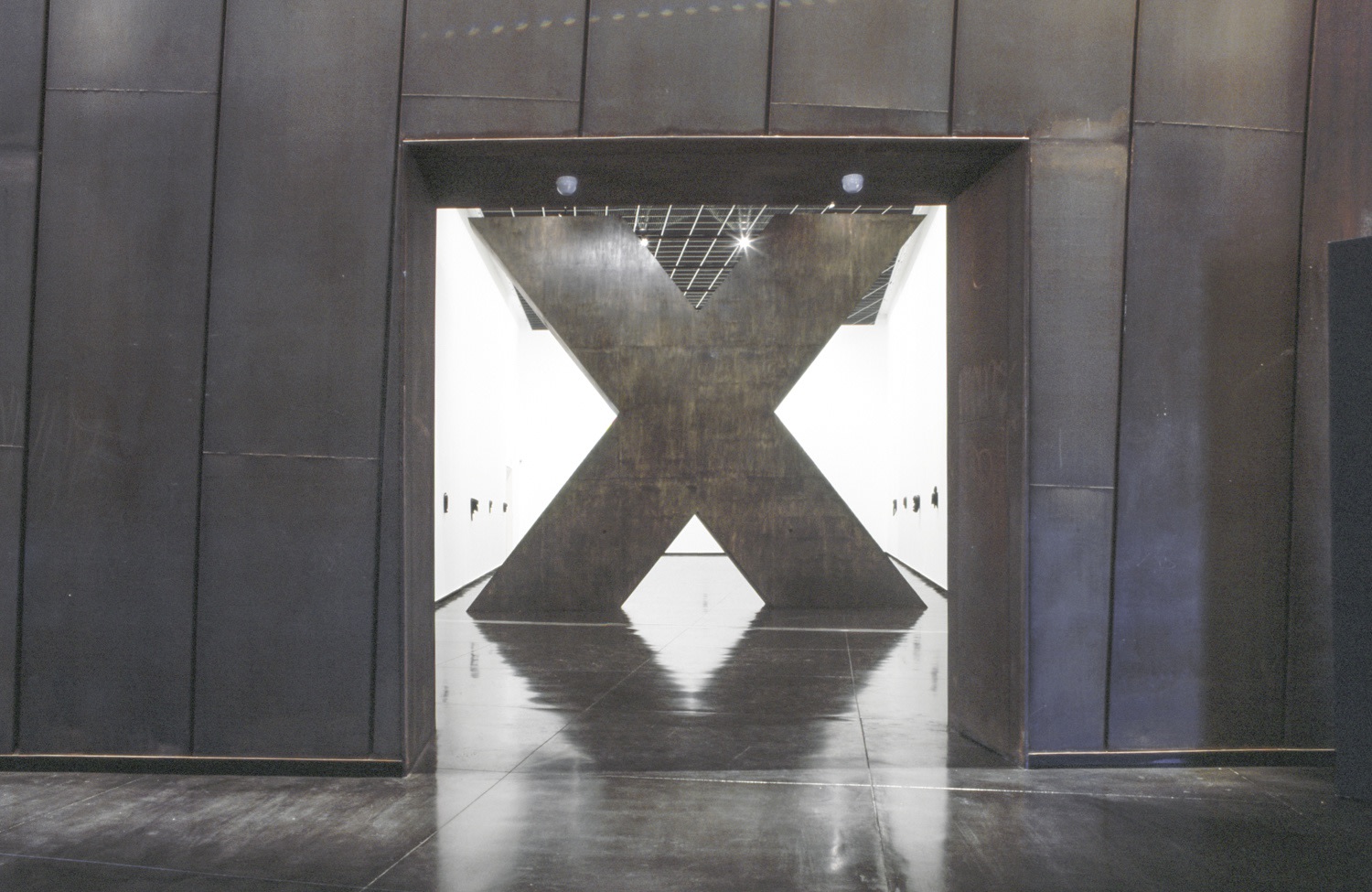 Front: twentyfourhours, 2004 Stained plywood, steel, speakers, sound 700 cm × 600 cm × 100 cm Photo © ACCA Archives