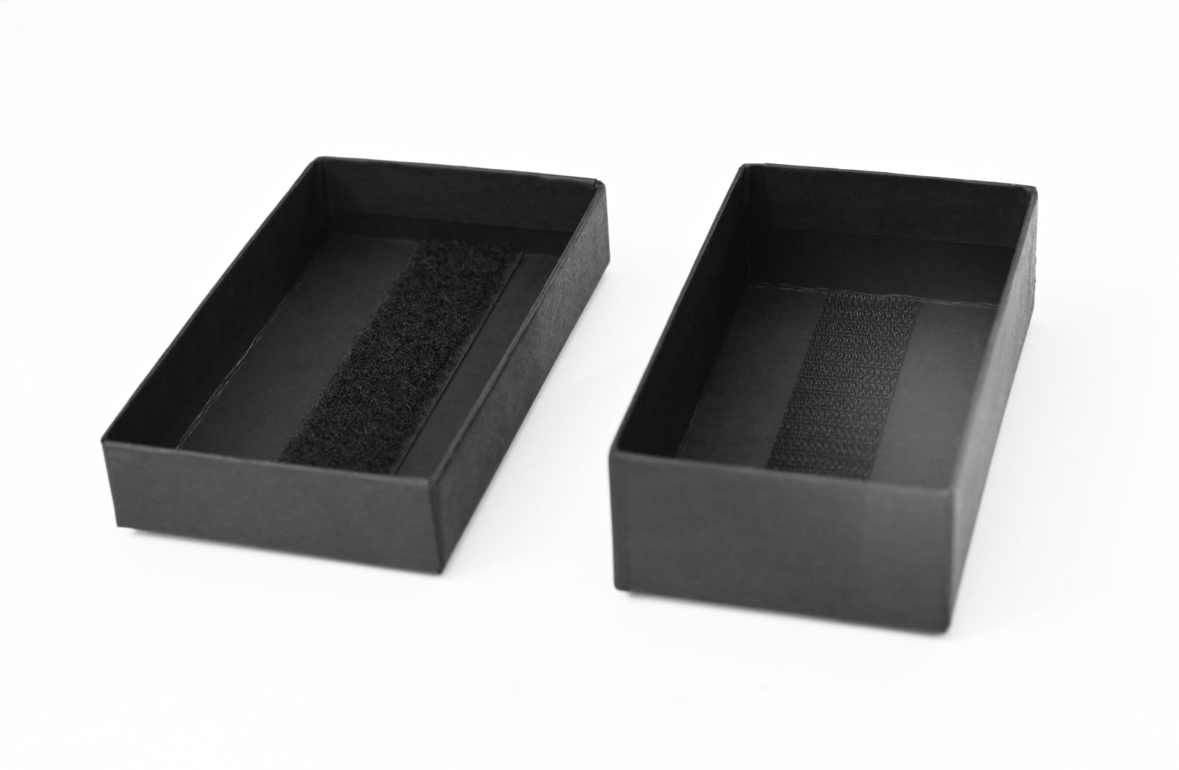 Ceal Floyer, unrequited, 2020 Black hook-and-loop fastener tape in a box 3 x 10,6 x 6 cm (1 1/8 x...