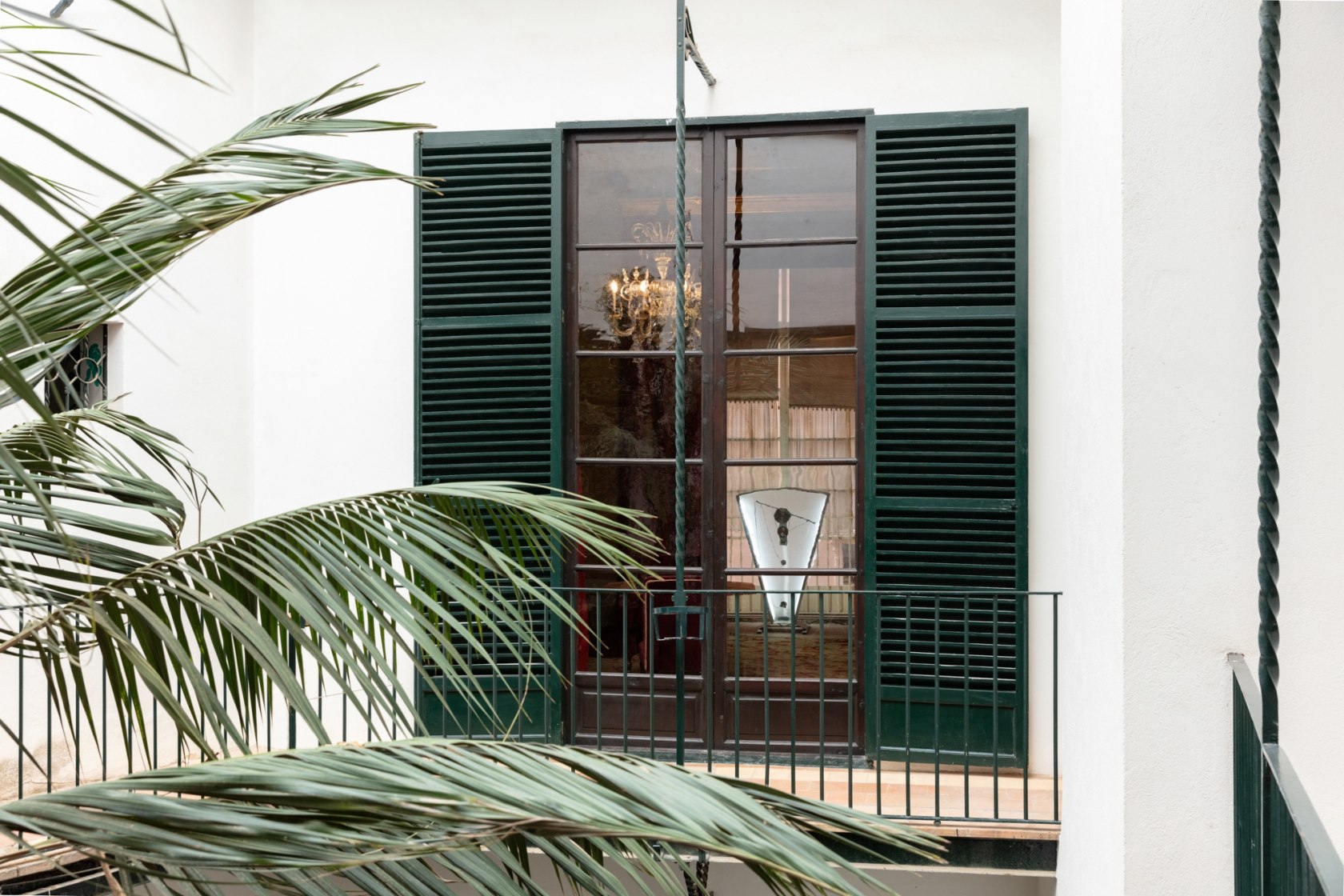 Through the window: Rosa Barba, Color Clock (red): Verticals Lean Occasionally Consistently Away from Viewpoints, 2012. Exhibition view: En la...