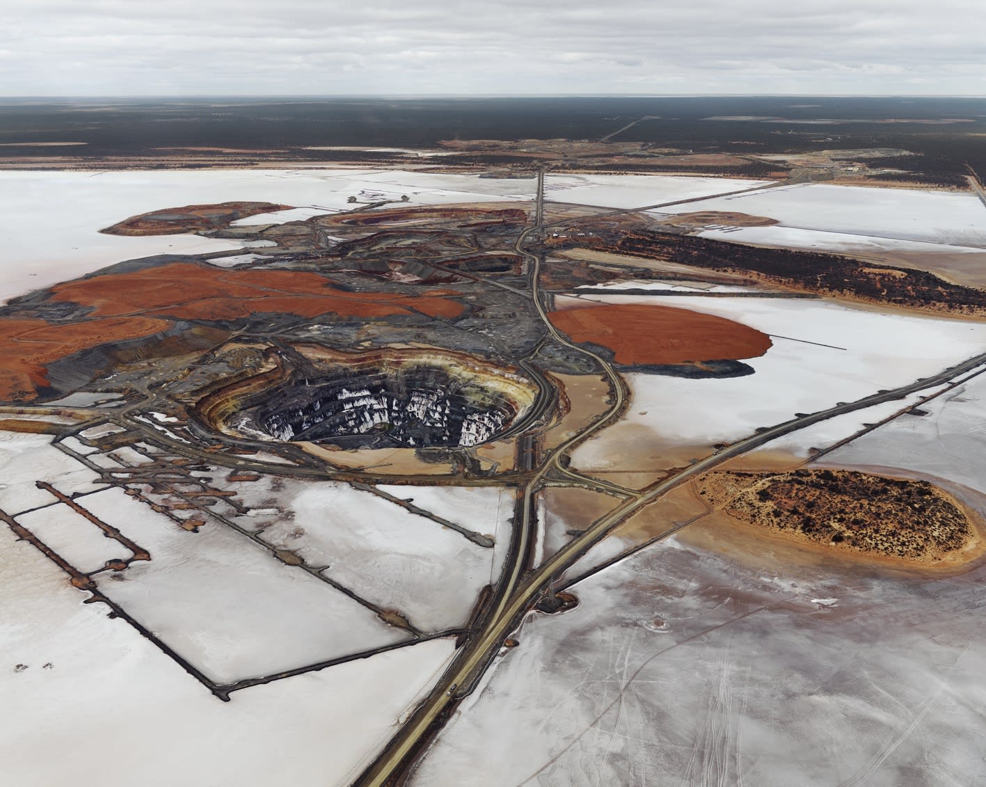 Edward Burtynsky, Silver Lake Operations #2, Lake Lefroy, Western Australia, 2007