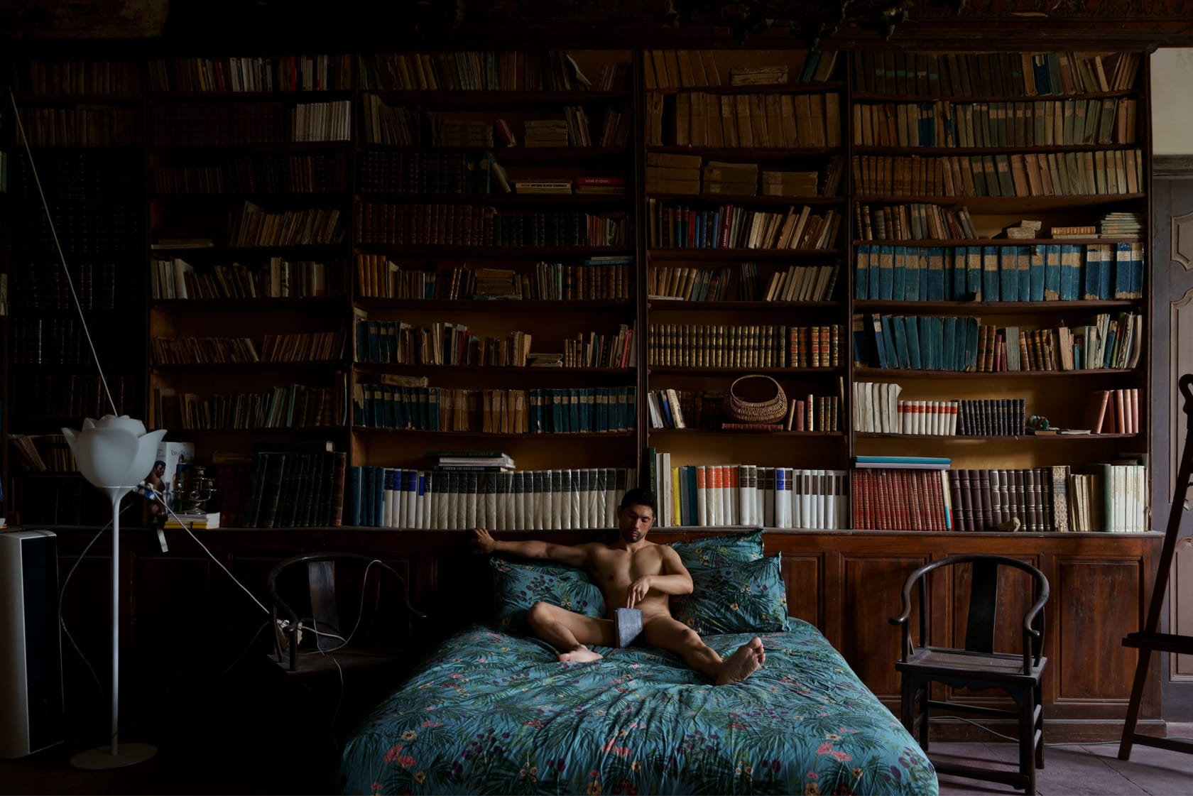 Shen Wei, Self-portrait (Blue Book), 2022