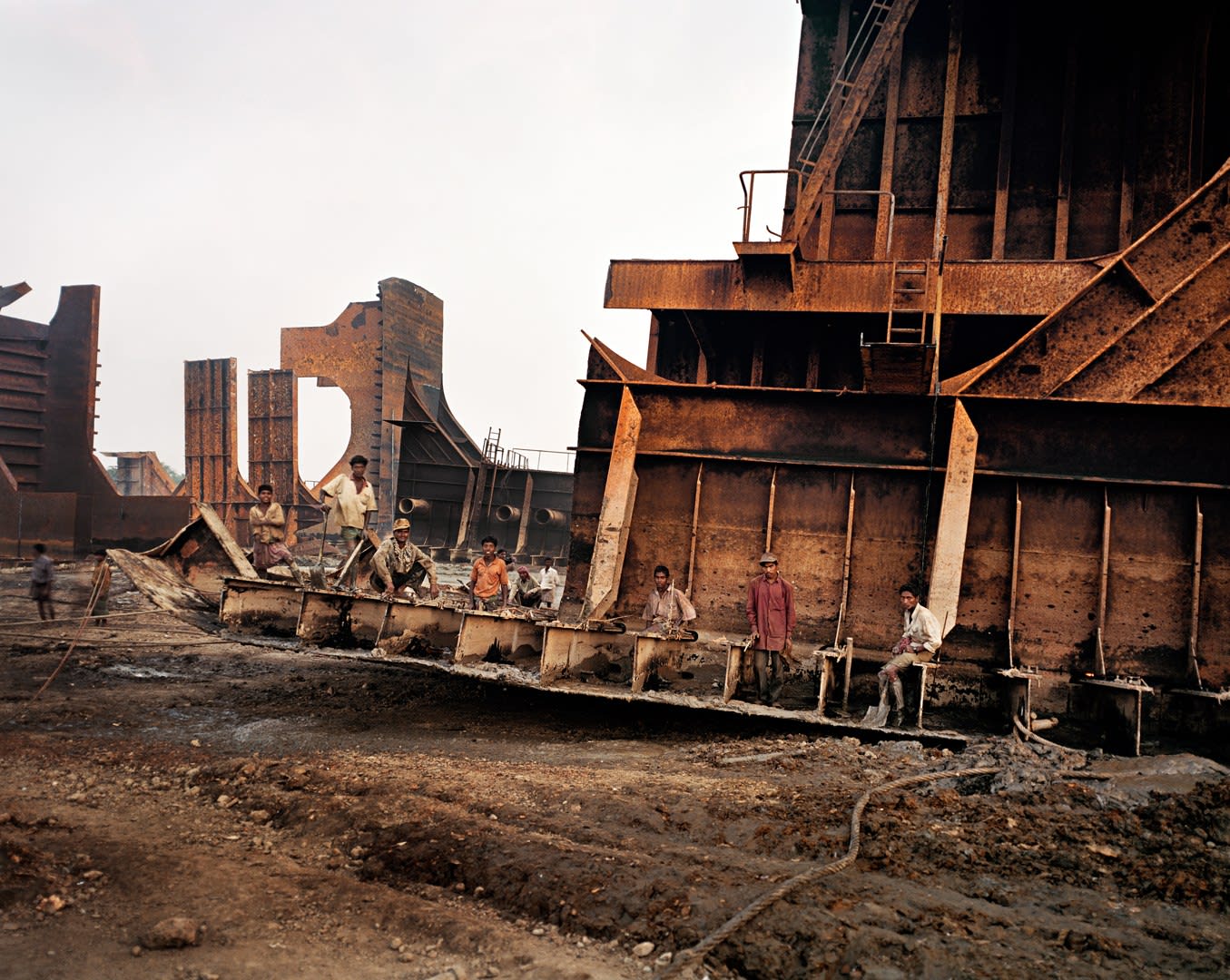 Edward Burtynsky, Shipbreaking #14, Chittagong, Bangladesh, 2000