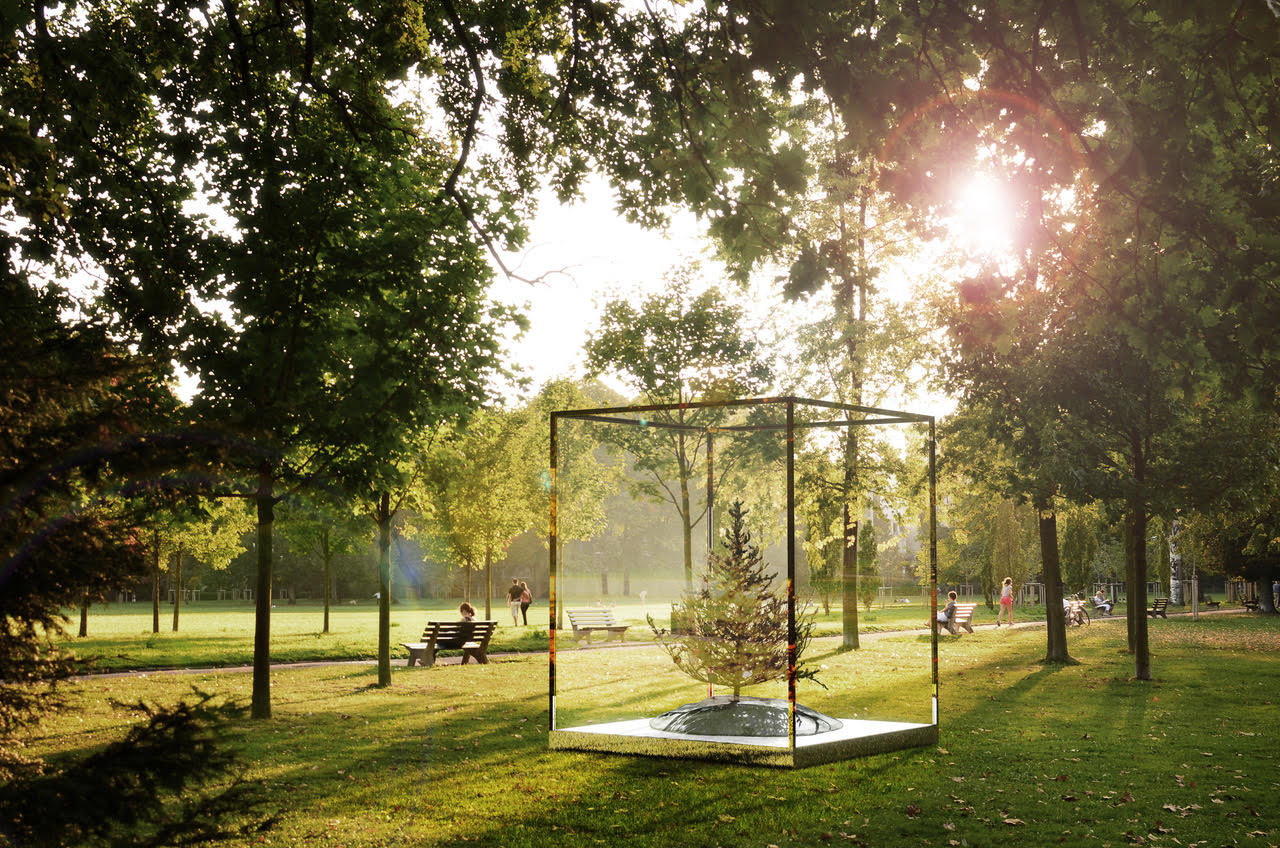 Philippe Parreno Fraught Times, UK 22nd–23rd March 20132020 Tree: Cast and painted stainless steel, glass and 5 glass ornaments Glass...