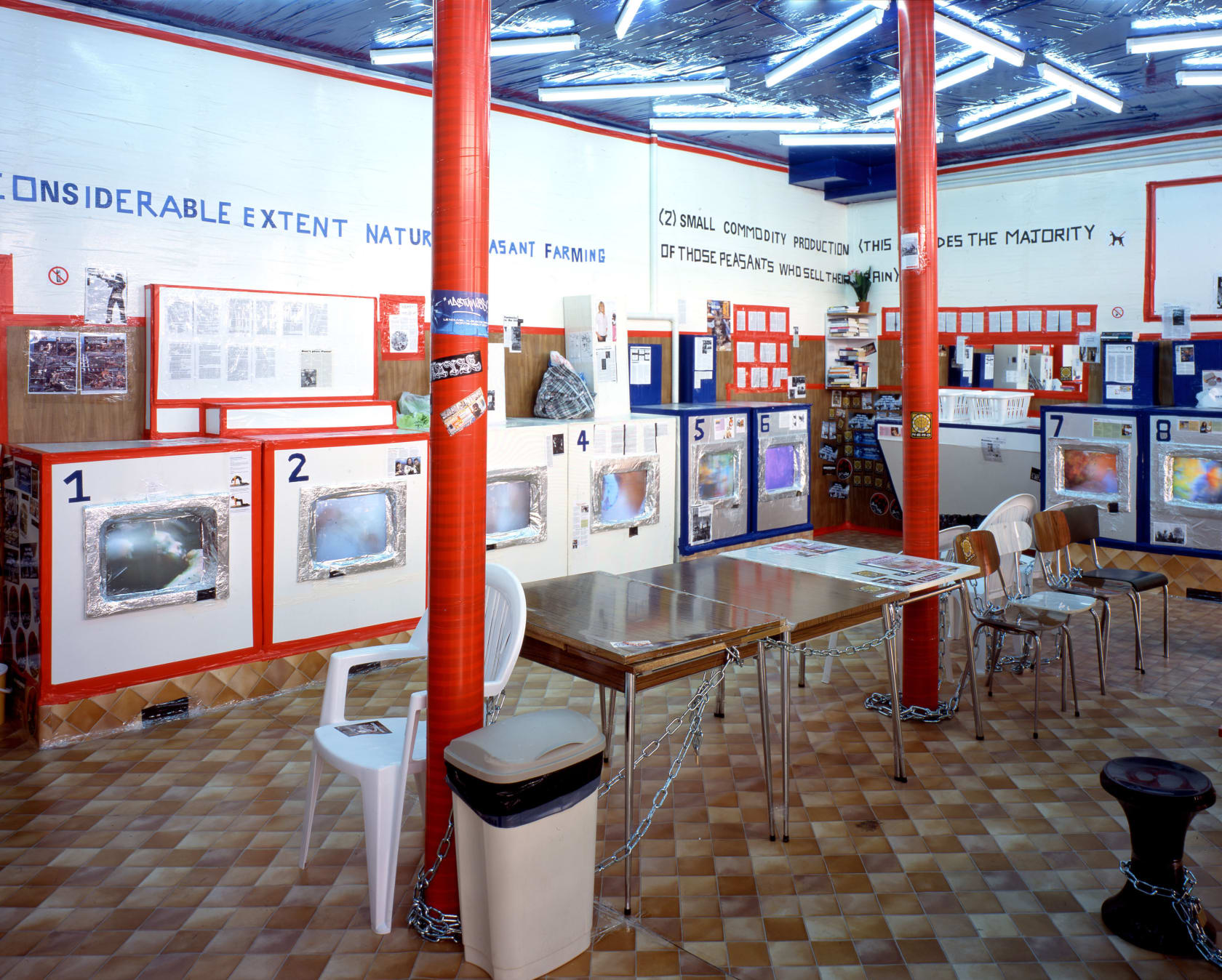 Thomas Hirschhorn, Laundrette, 2001