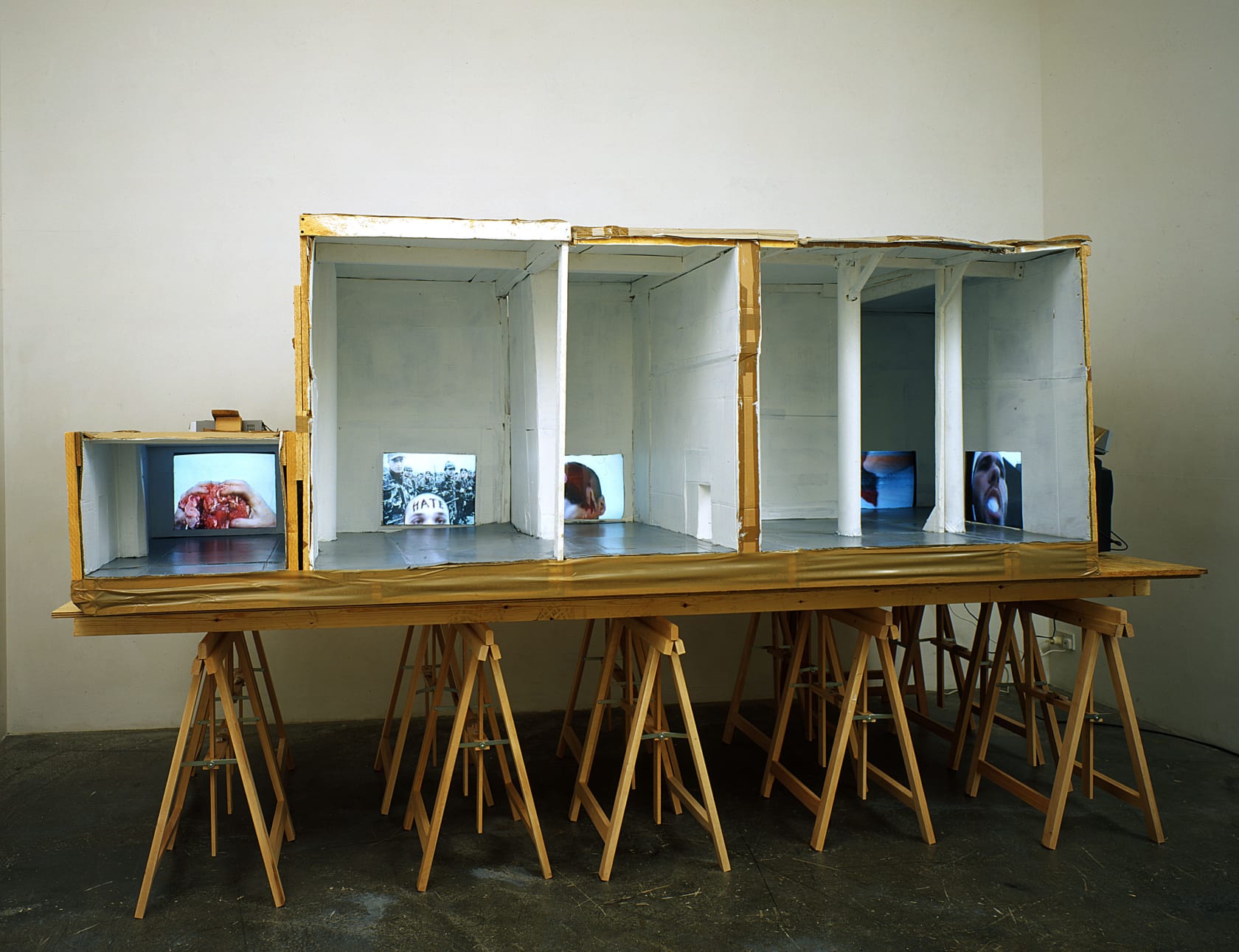 Thomas Hirschhorn, Video Blow Down, 2001