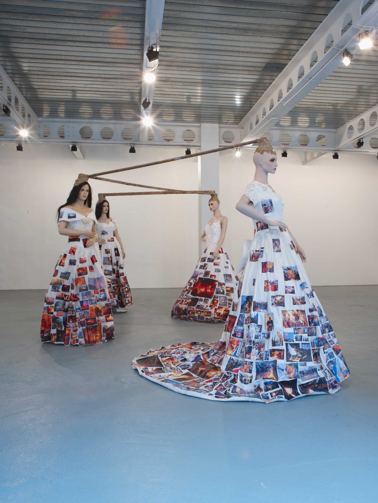 Thomas Hirschhorn, 4 Subjecters (Hostile Fire), 2009