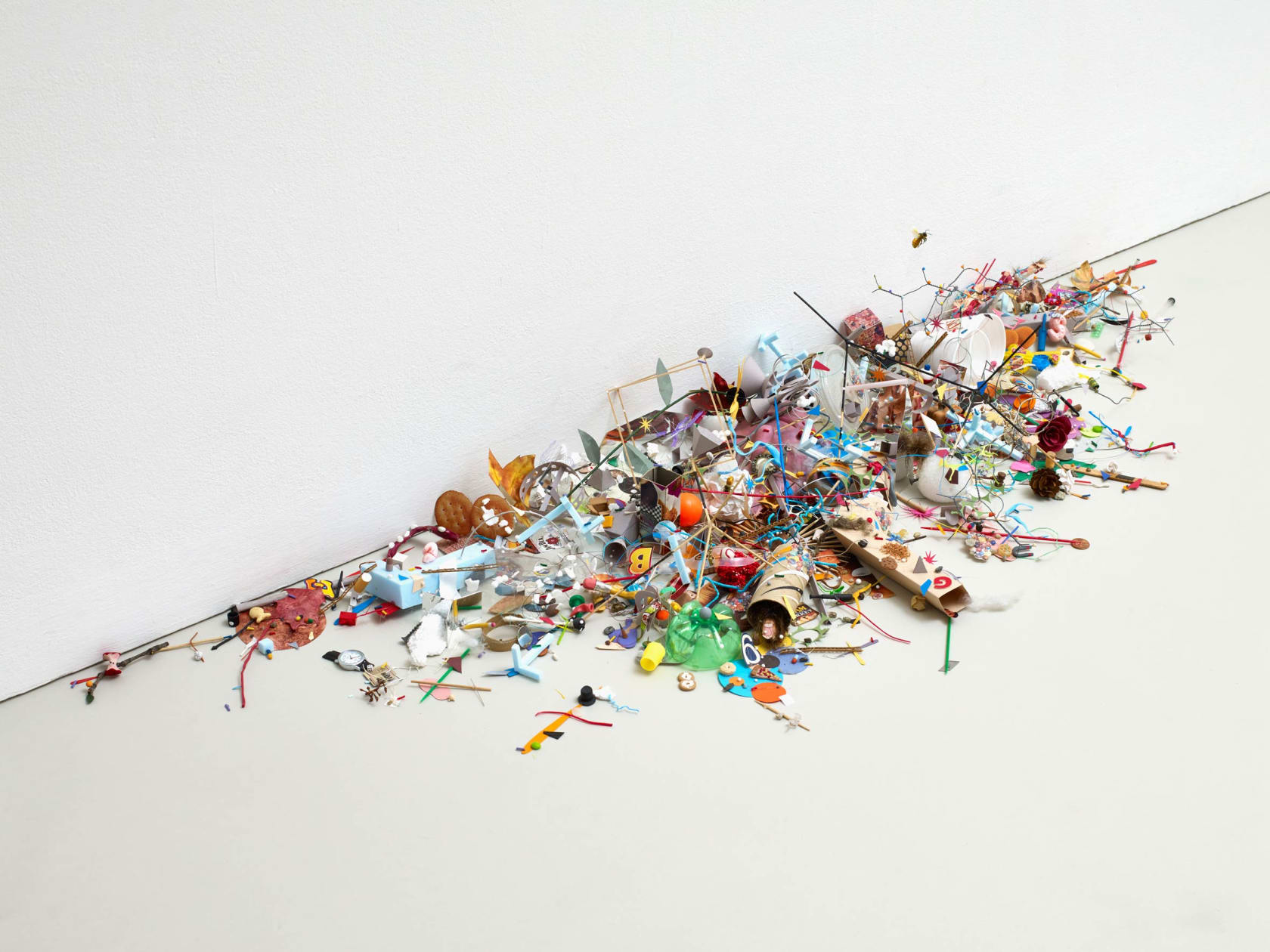 Tom Friedman, Untitled (Garbage/Bee), 2002