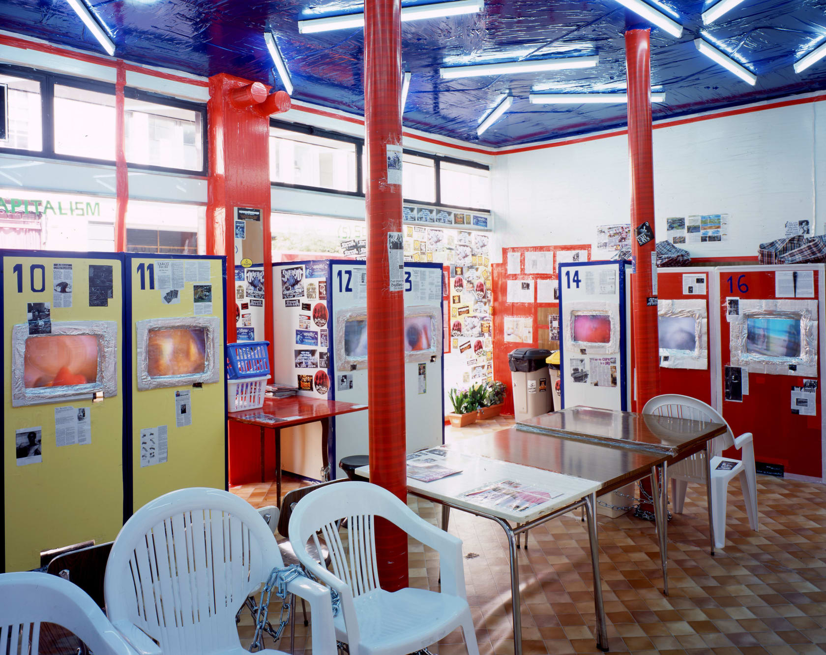 Thomas Hirschhorn, Laundrette, 2001