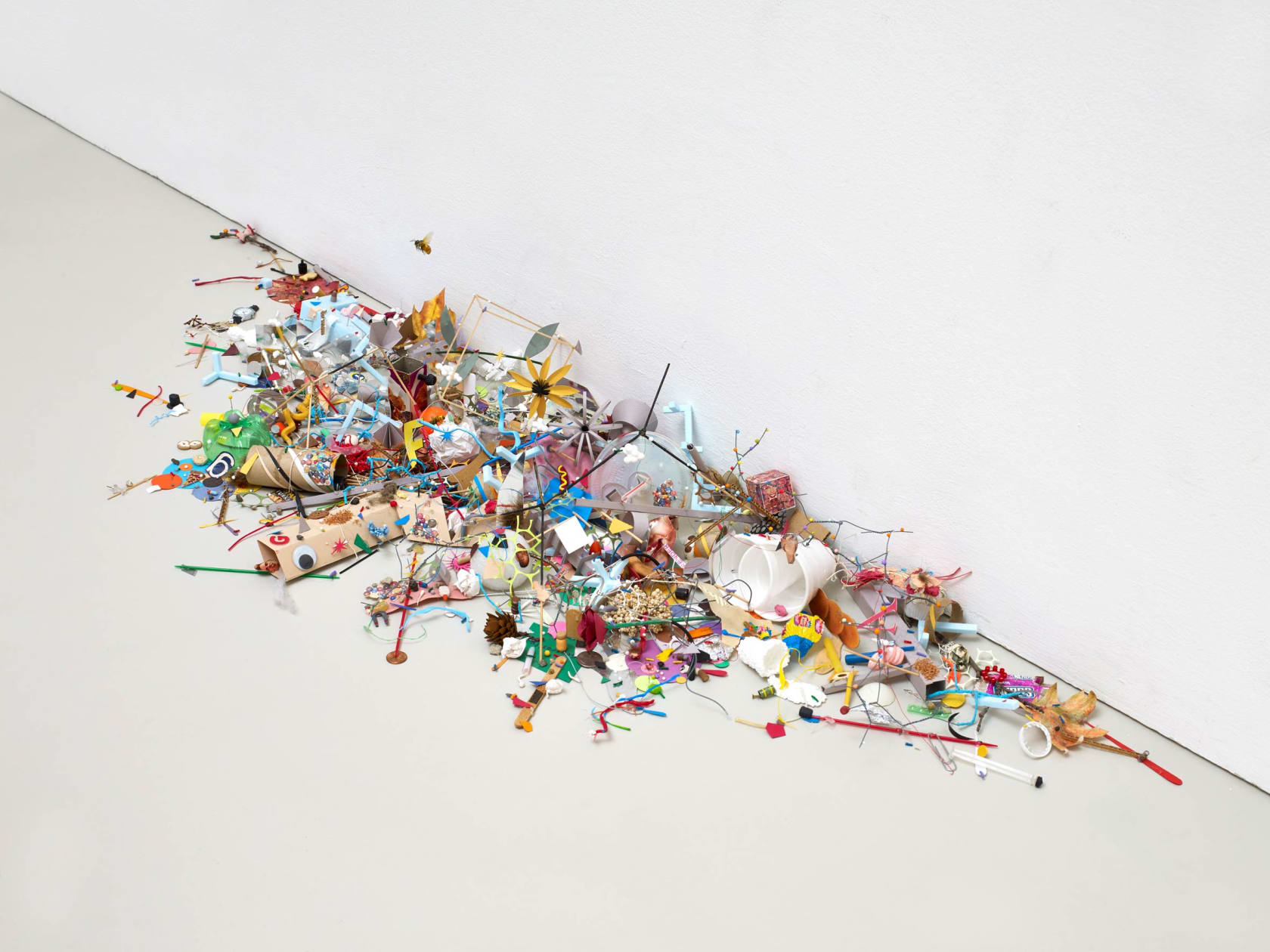 Tom Friedman, Untitled (Garbage/Bee), 2002