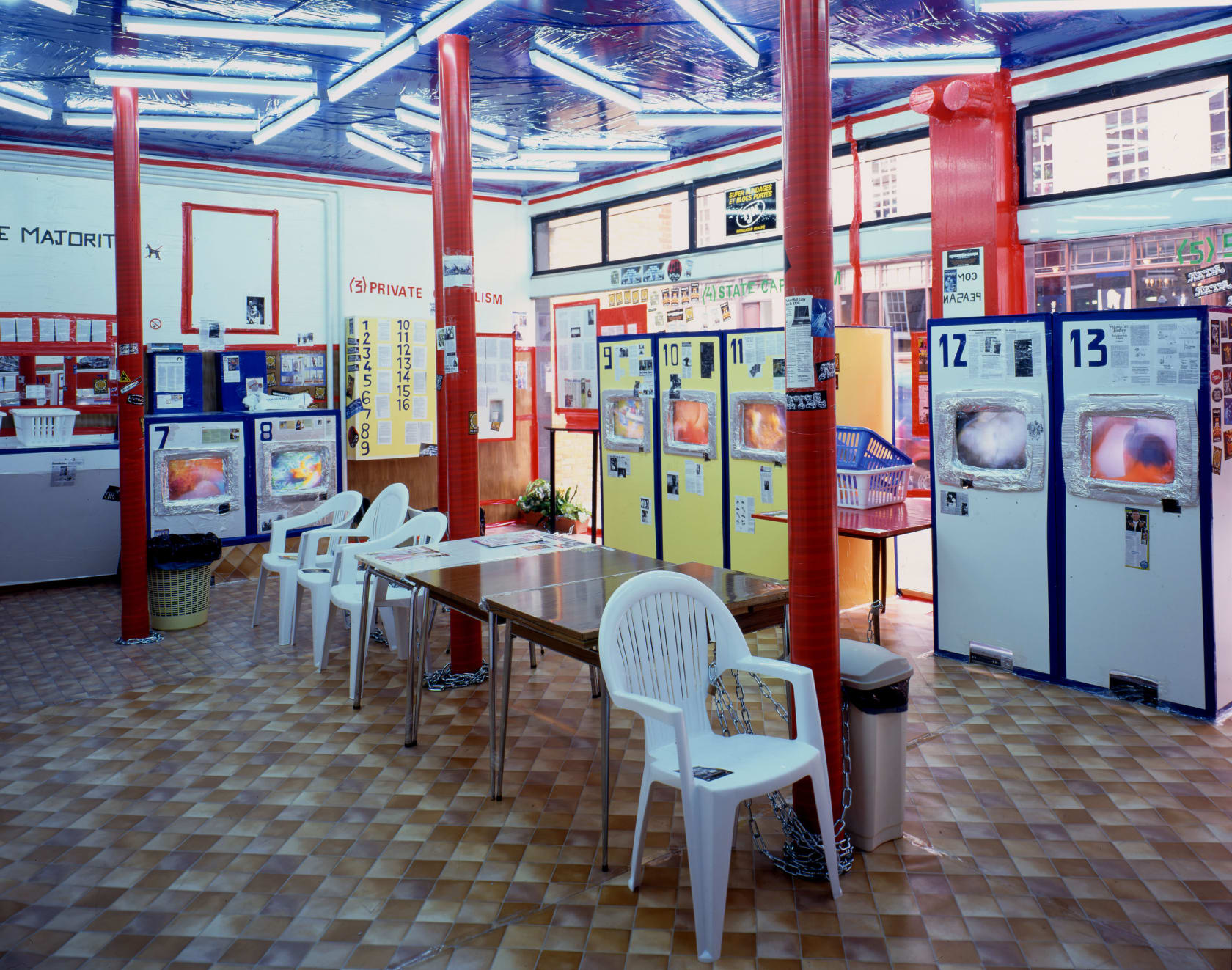 Thomas Hirschhorn, Laundrette, 2001