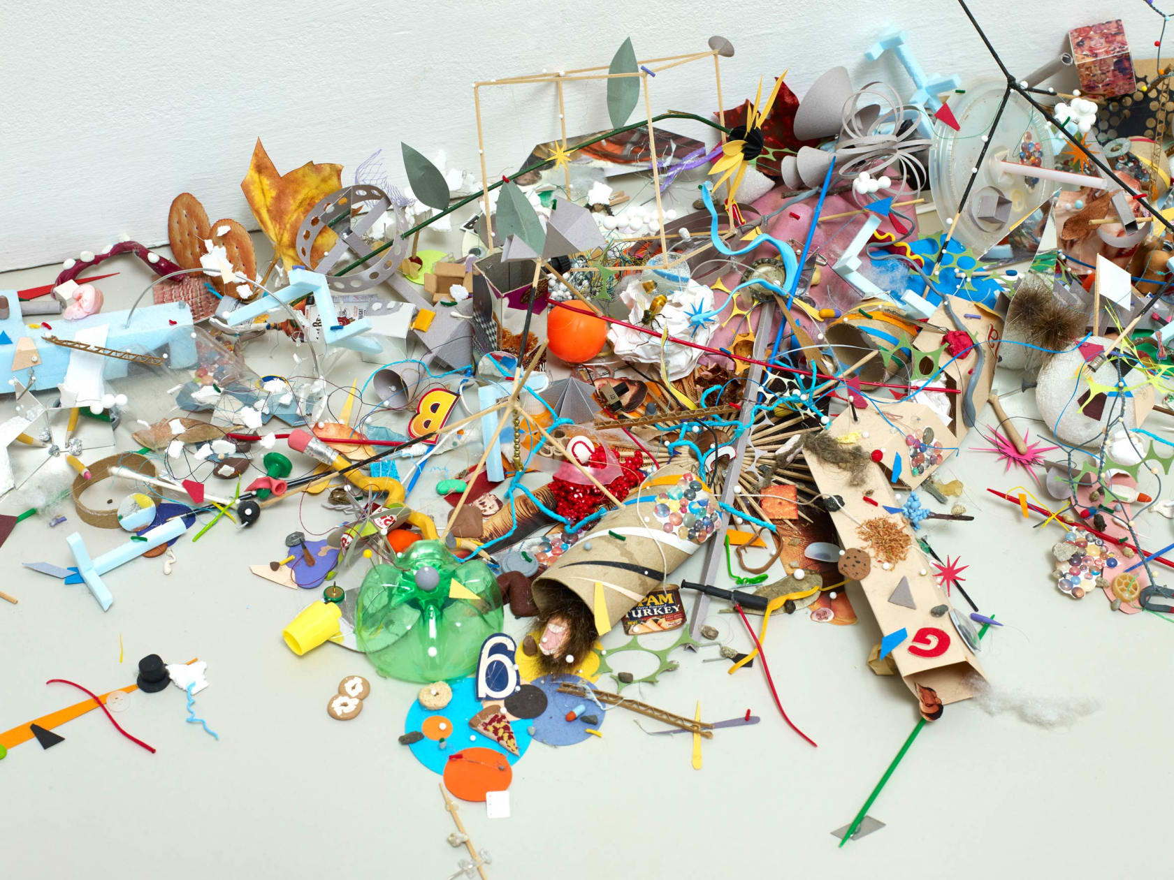 Tom Friedman, Untitled (Garbage/Bee), 2002