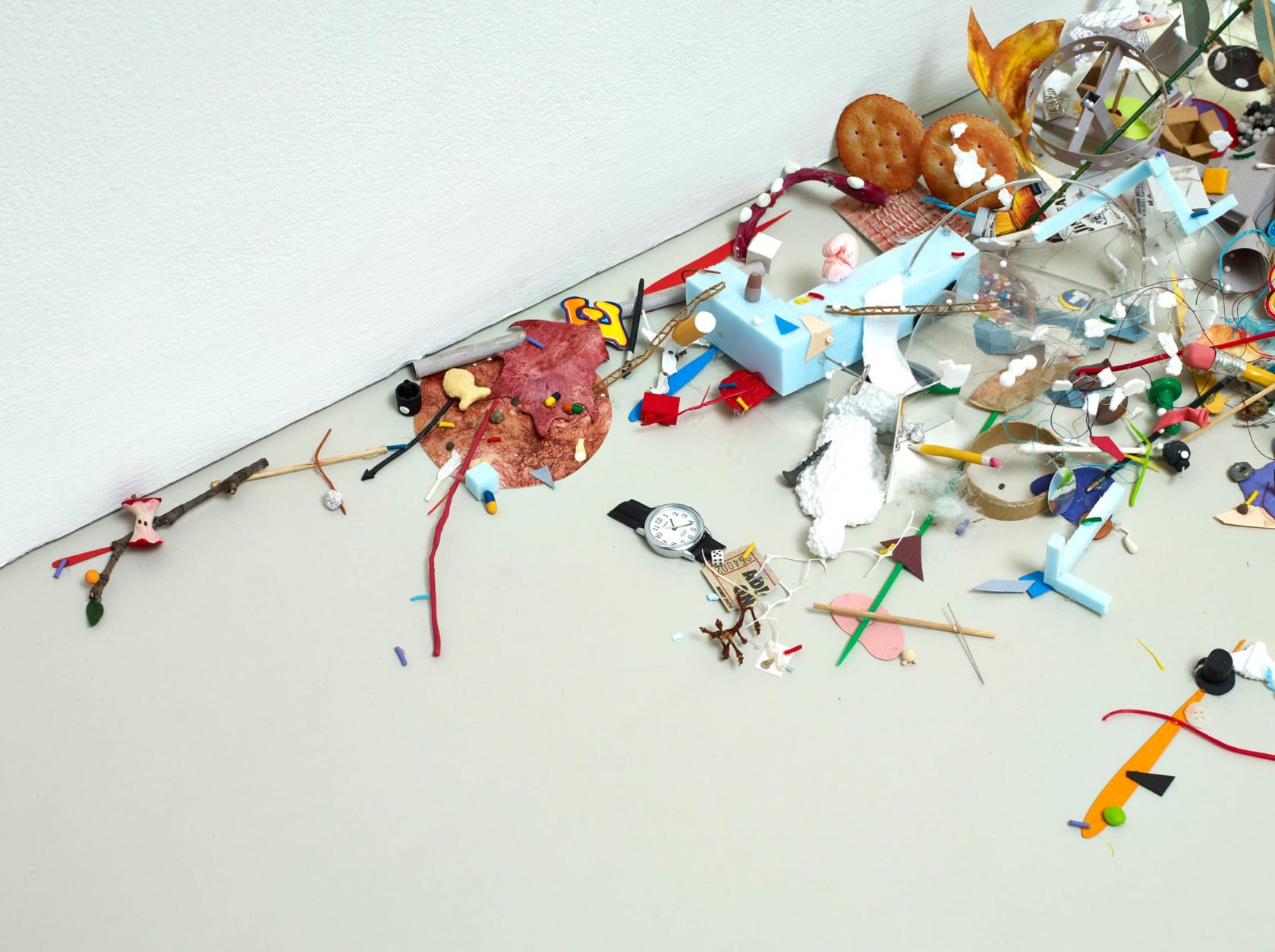 Tom Friedman, Untitled (Garbage/Bee), 2002