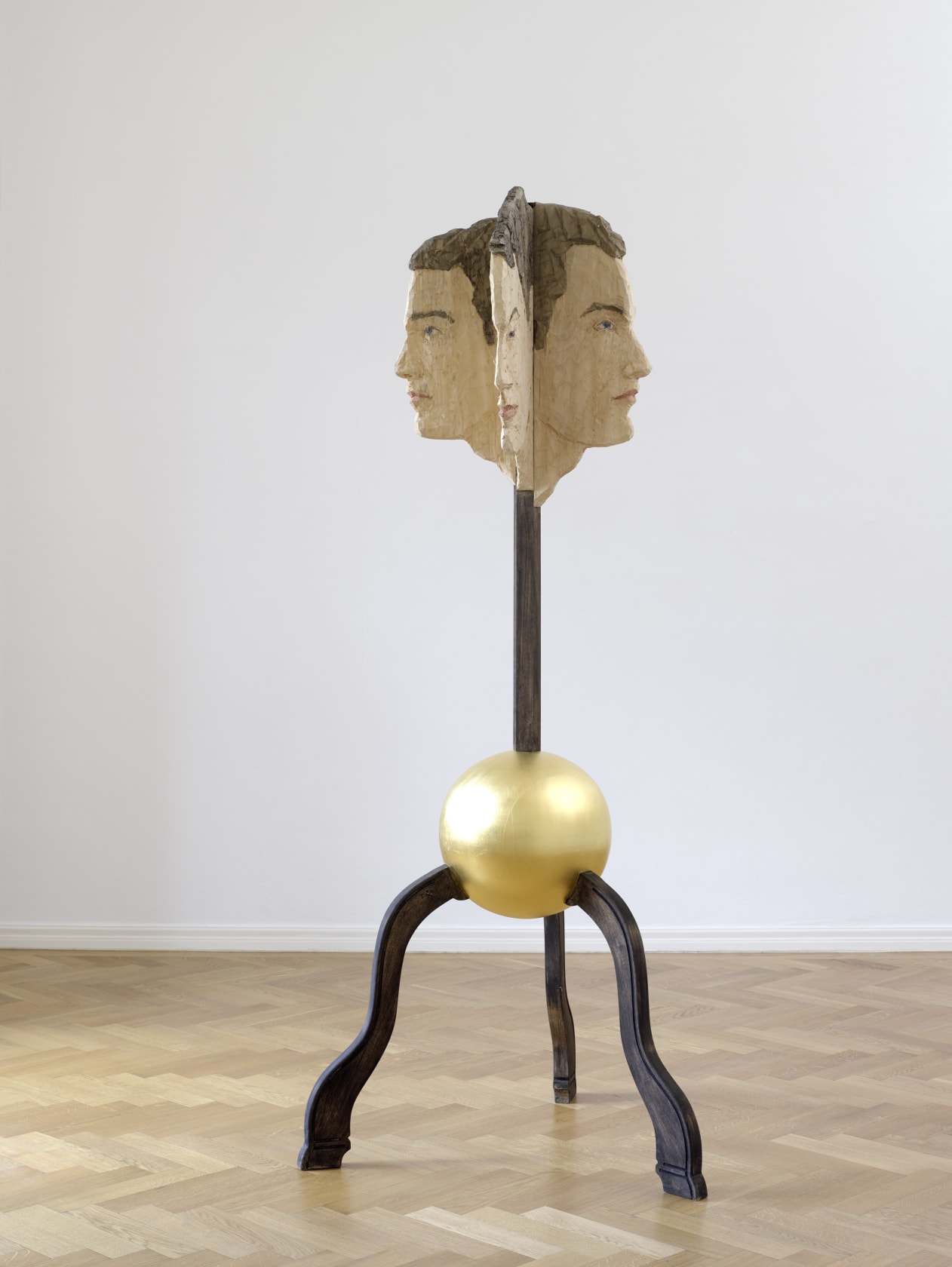 Stephan Balkenhol, Fünf Köpfe auf Goldener Kugel (2008); Da Capo at Thaddaeus Ropac Salzburg Villa Kast 2020