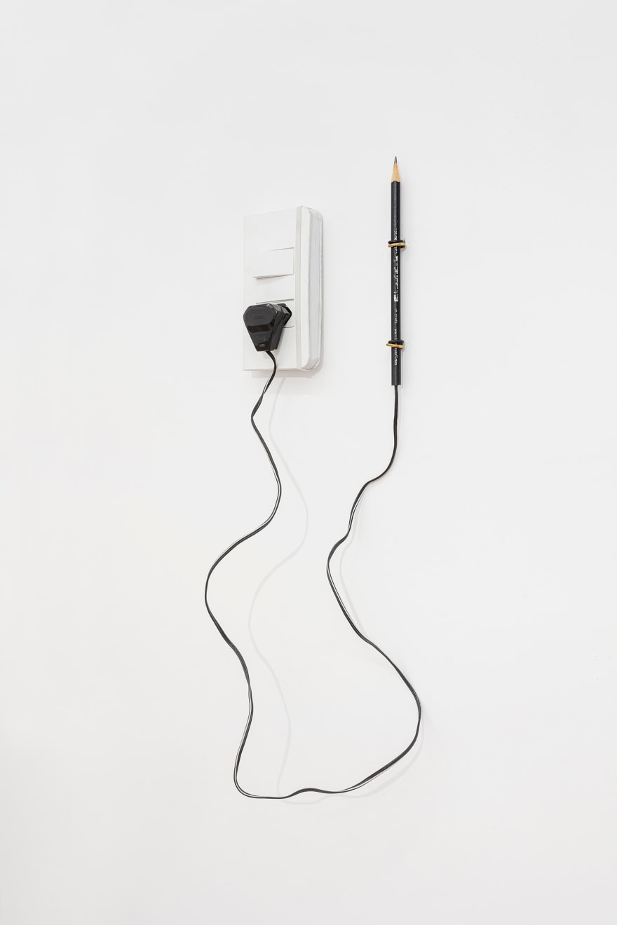 Ana Linnemann, Caderninho-tomada e lápis para anotação (Beuysiana 2), 2020