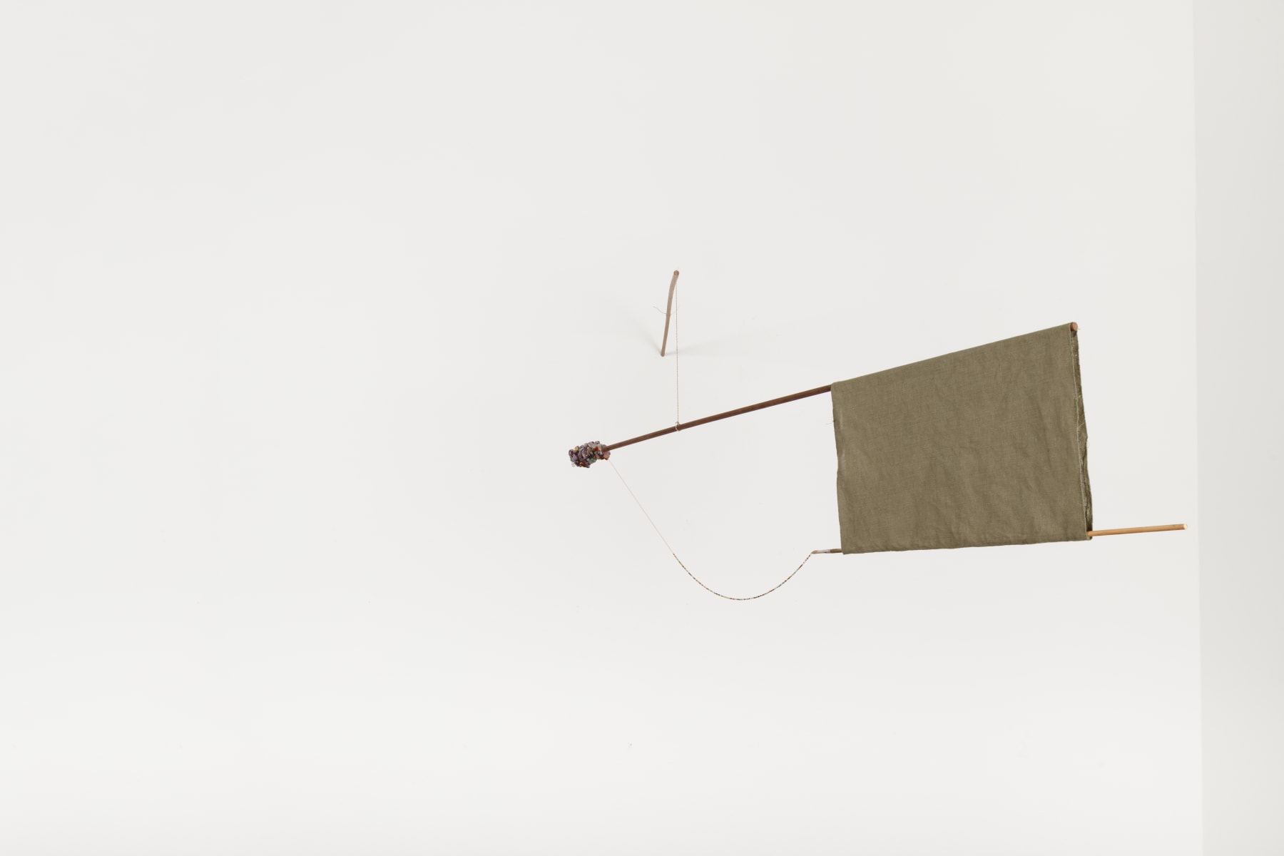 João Modé, Móbile com pedras, 2022