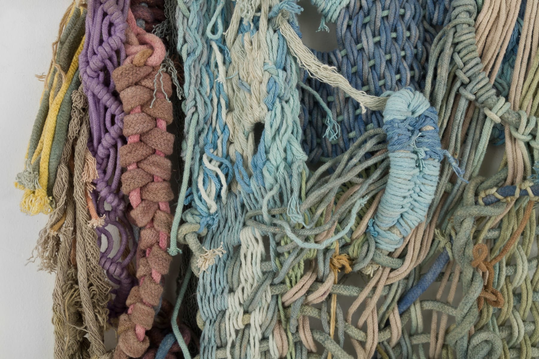 Laura Lima, Pé-de-garrafa, 2024