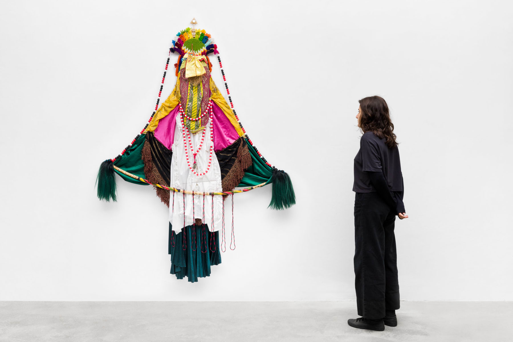 Novíssimo Edgar, Manto Egungun de Favela ou Parangolé Tupinambá, 2023