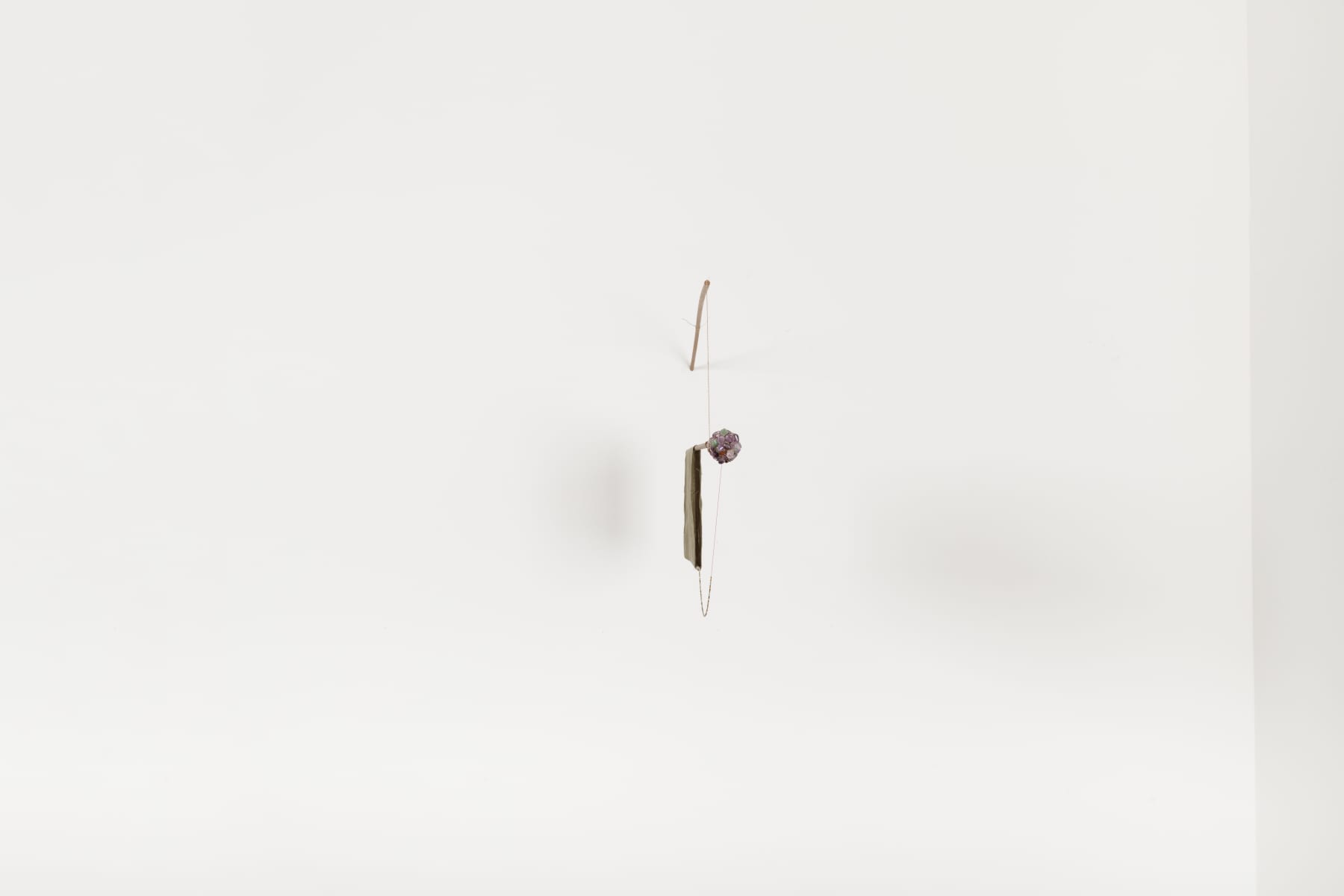 João Modé, Móbile com pedras, 2022