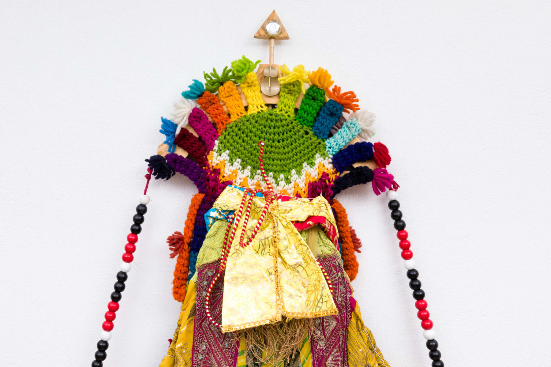 Novíssimo Edgar, Manto Egungun de Favela ou Parangolé Tupinambá, 2023