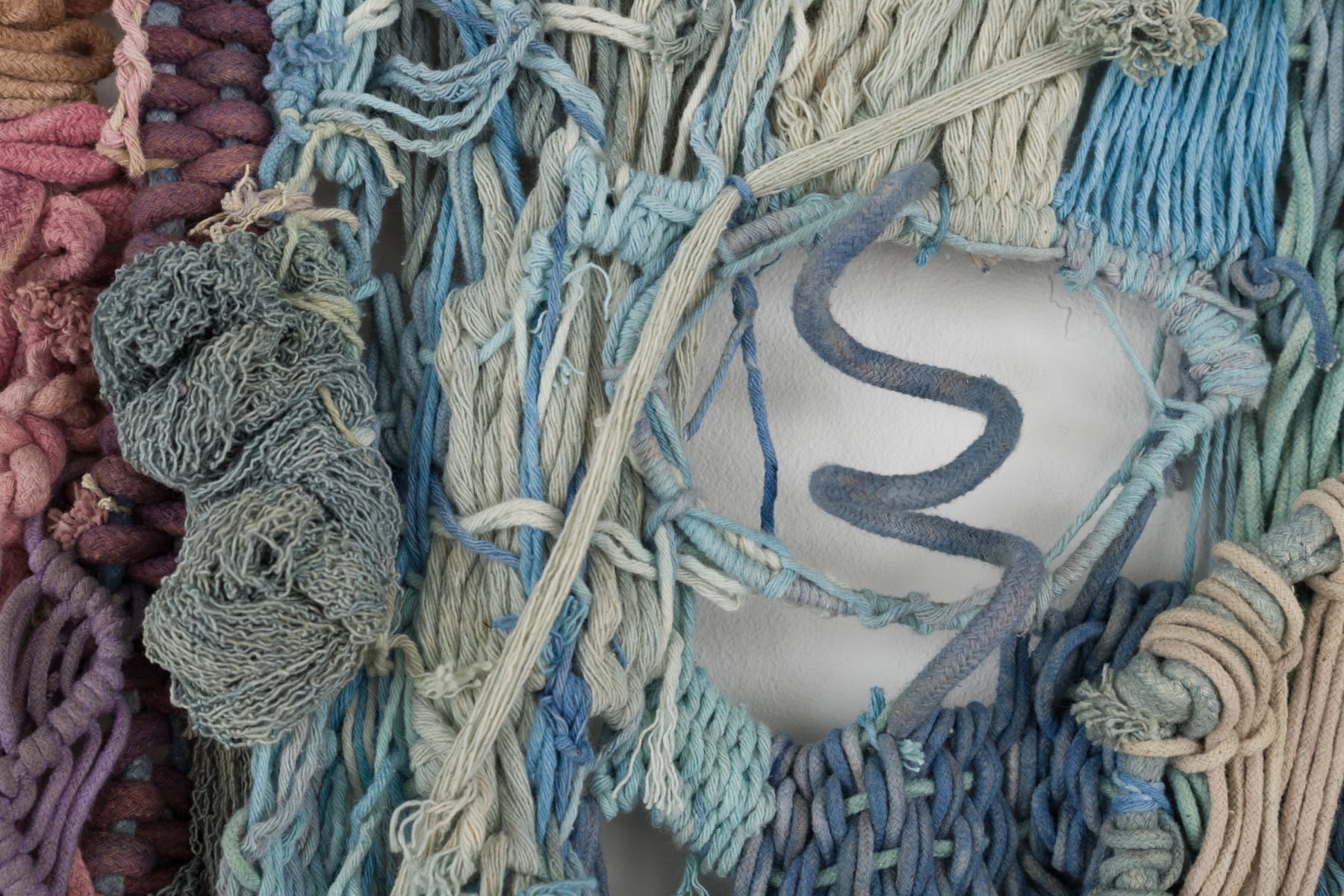 Laura Lima, Pé-de-garrafa, 2024