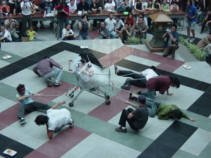 陈秋林 Chen Qiulin, 我存在，我消费，我快乐 I Exist, I Consume and I am Happy, 2003