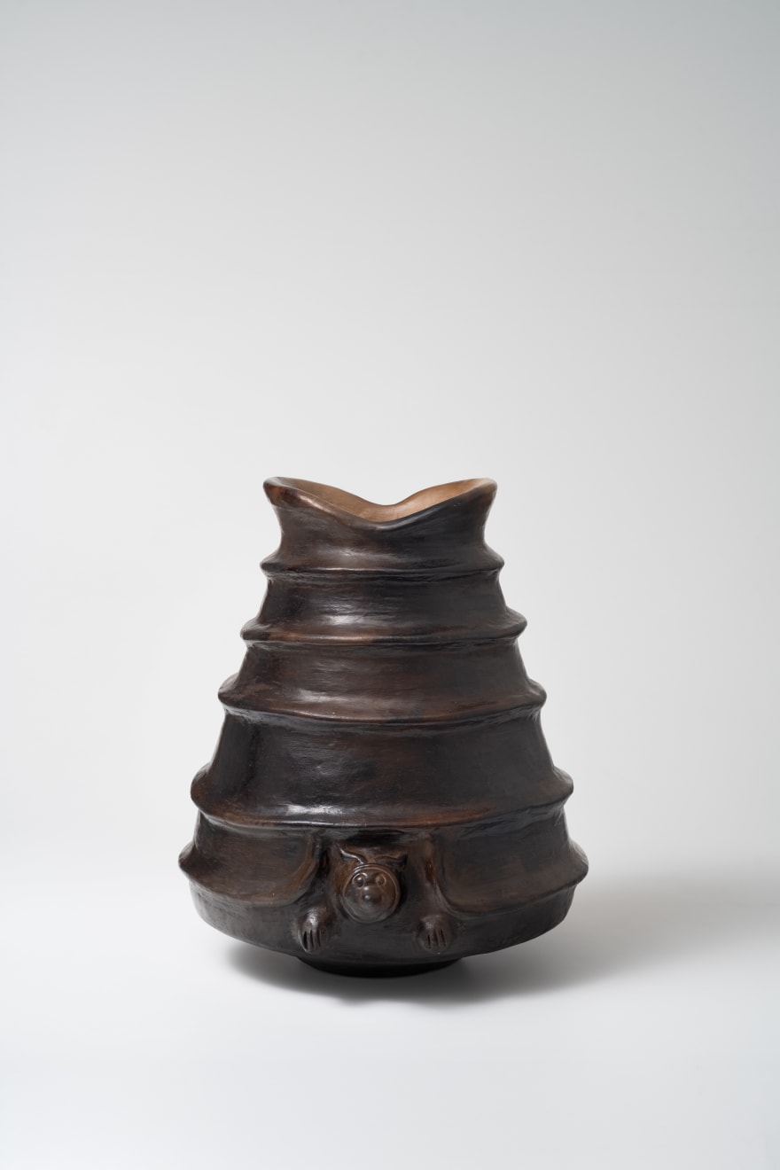 Julia Isidrez, Cantaro con relieve, 1999