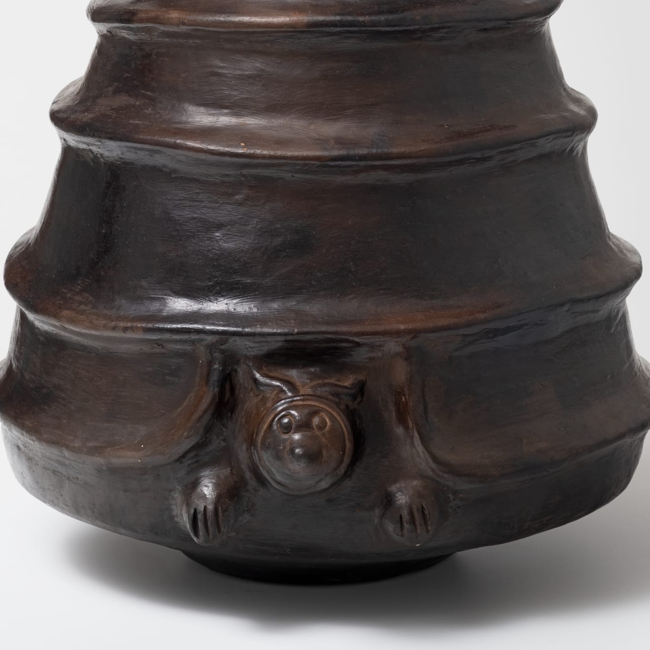 Julia Isidrez, Cantaro con relieve, 1999