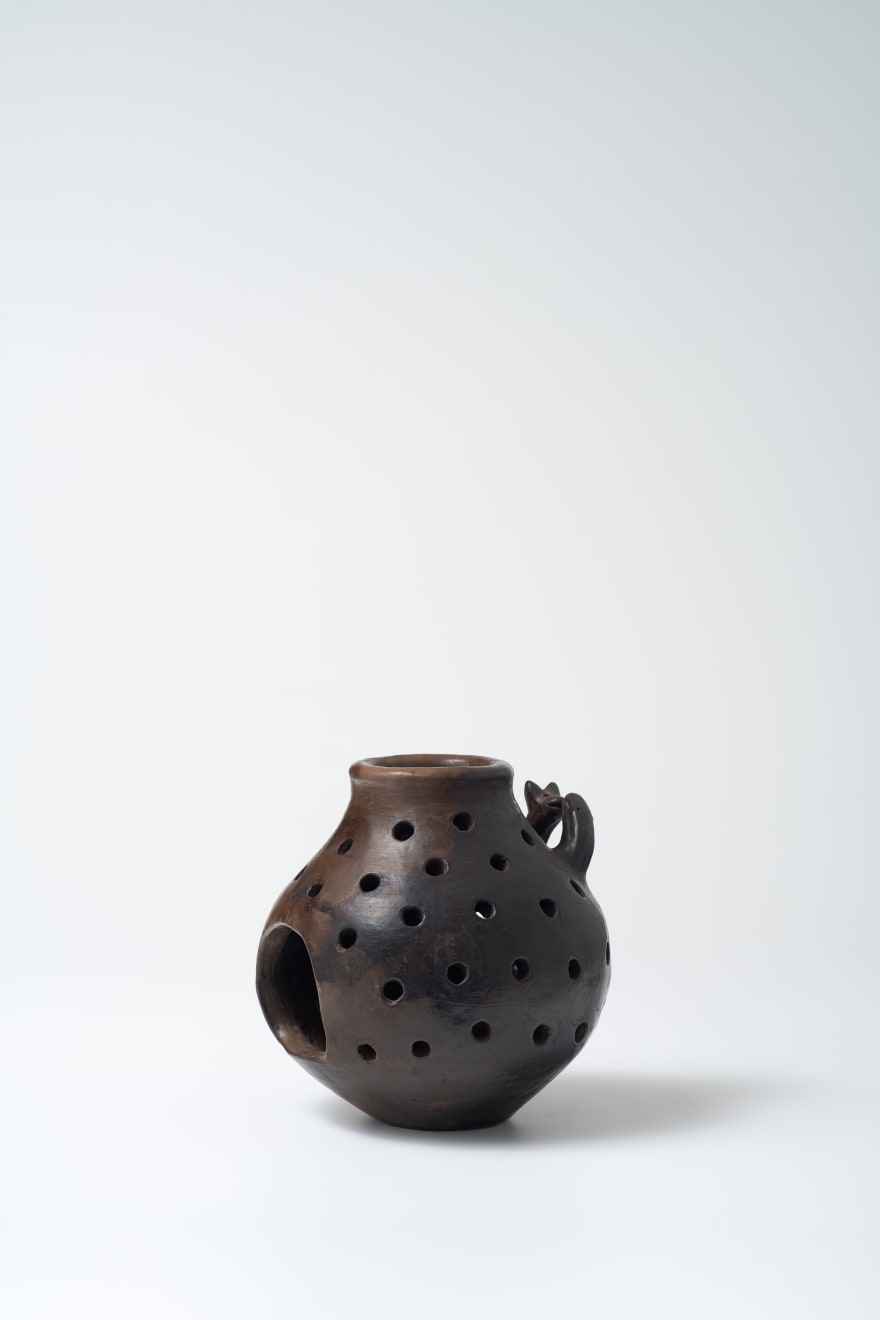 Julia Isidrez, Velador cantarito con dos cabezas con agujero, 2001