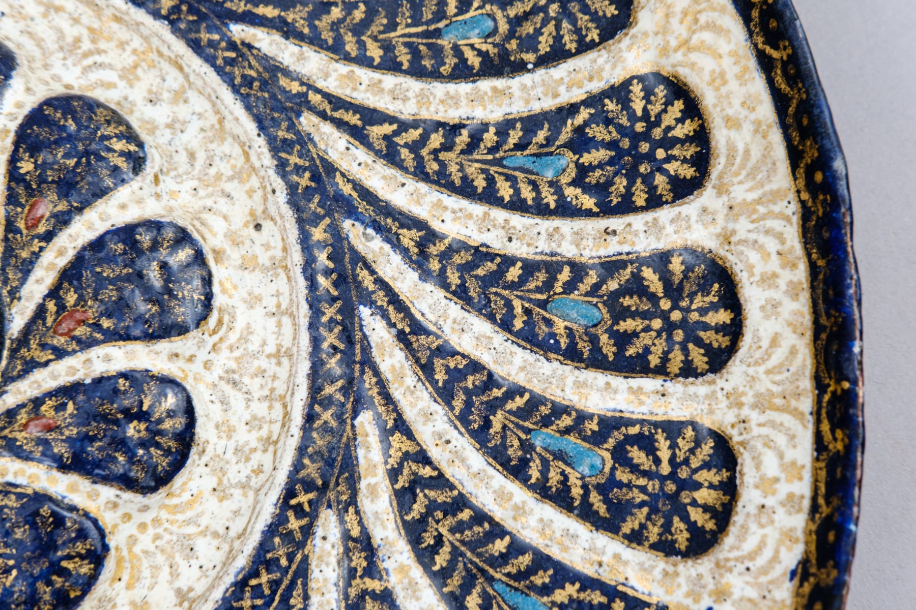 Plate with a medallion presenting the coat of arms of the Dolfini Family , Venice, late 15th Century