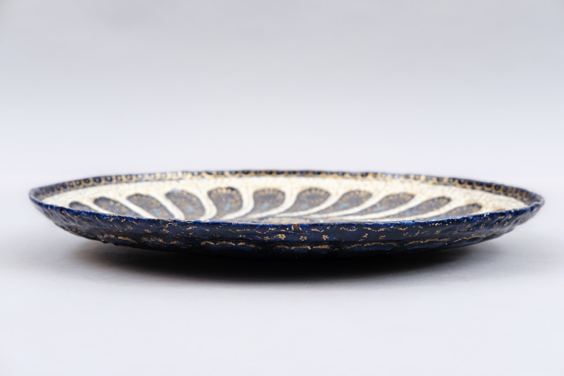 Plate with a medallion presenting the coat of arms of the Dolfini Family , Venice, late 15th Century