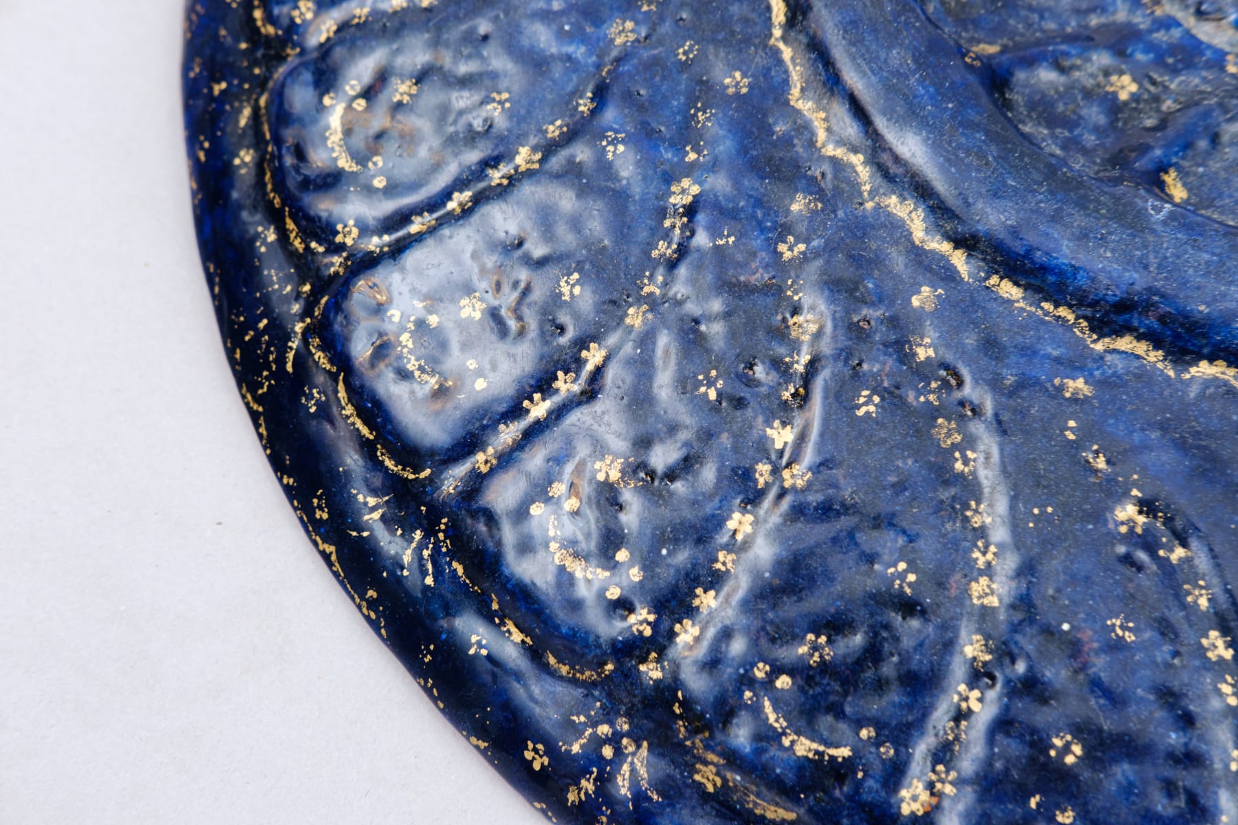 Plate with a medallion presenting the coat of arms of the Dolfini Family , Venice, late 15th Century