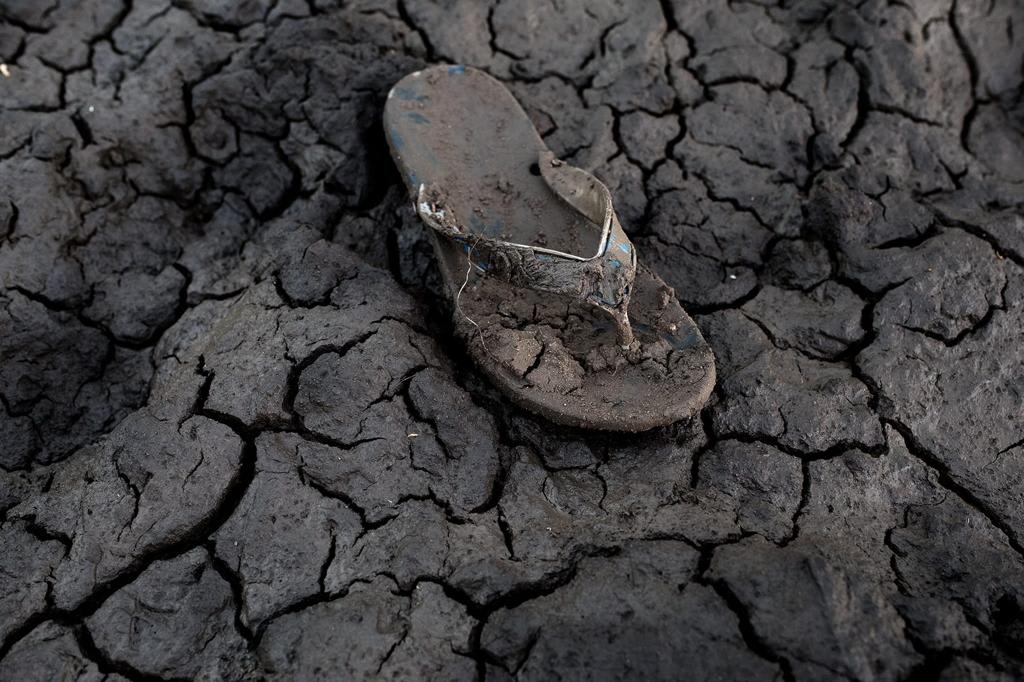 Mário Macilau, Untitled 8, from series Things Fall Apart, 2021