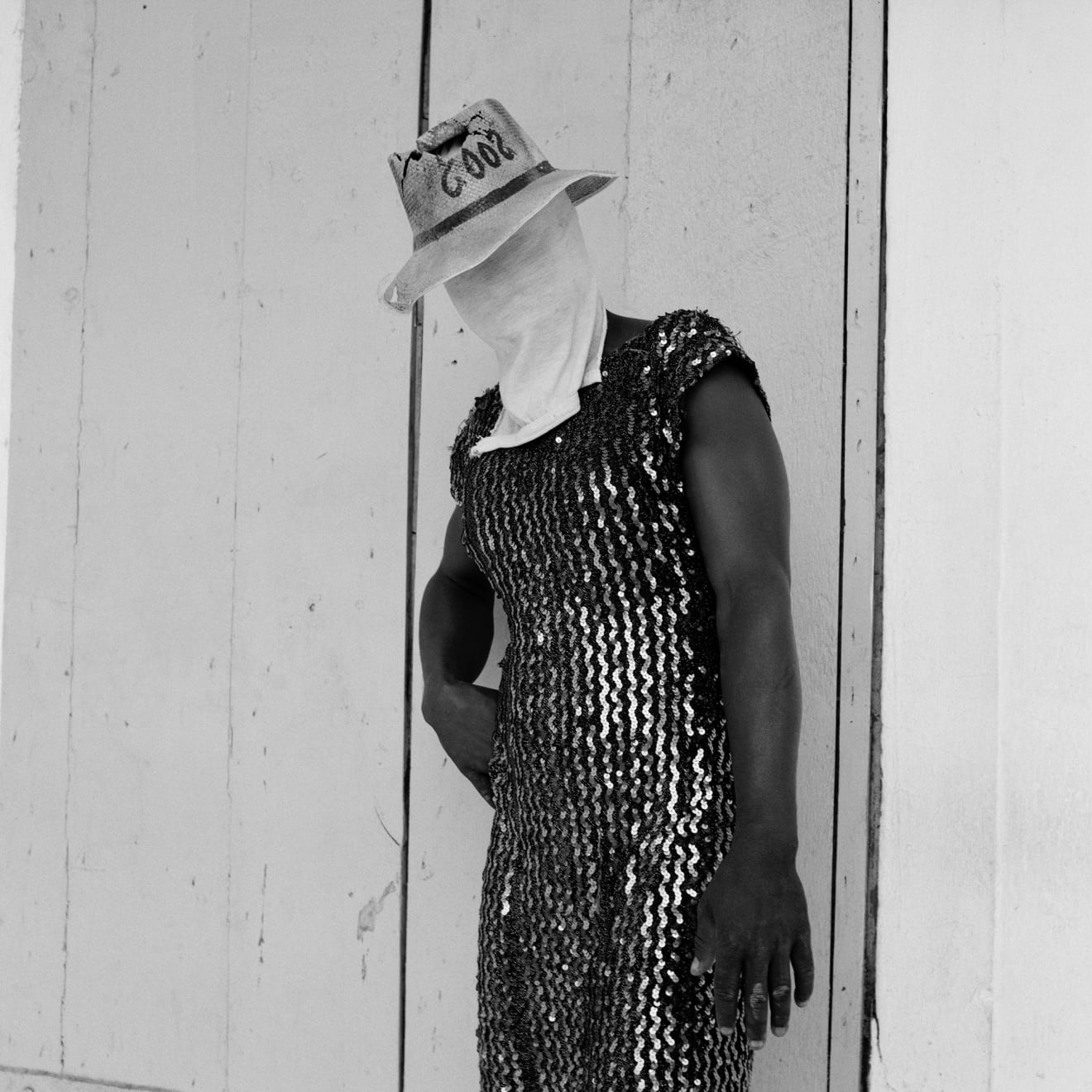 Leah Gordon, Nèg pote Wob fè Fas Kache: Devan (Man Wearing a Dress Hiding his Face: Front), 2004