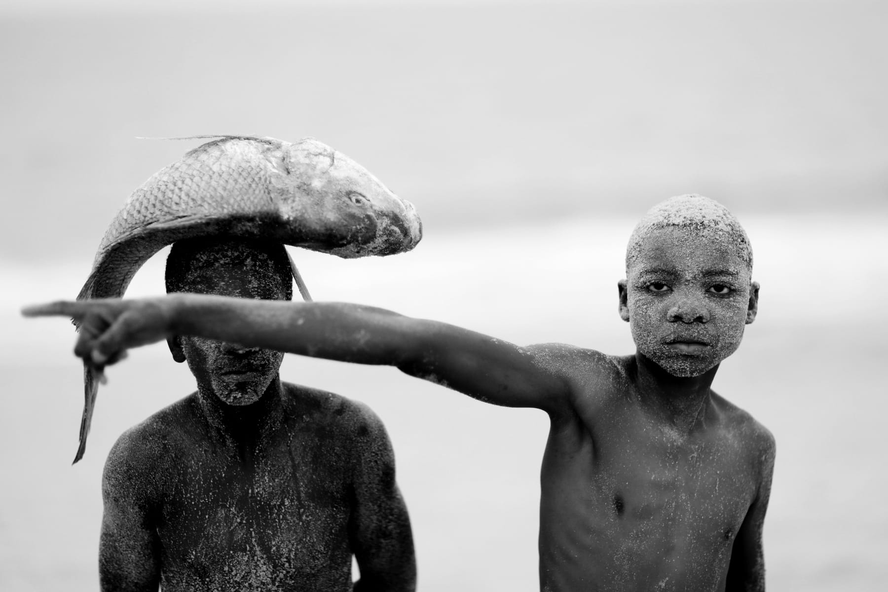 Mário Macilau, Two boys with a fish, Faith series, 2018