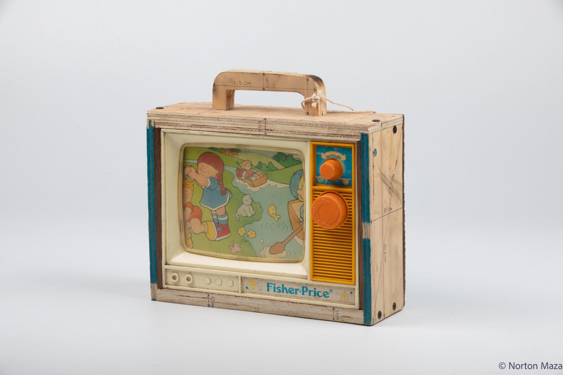 Norton Maza, La Necesidad de jugar - Televisor (the need to play - TV), 2023
