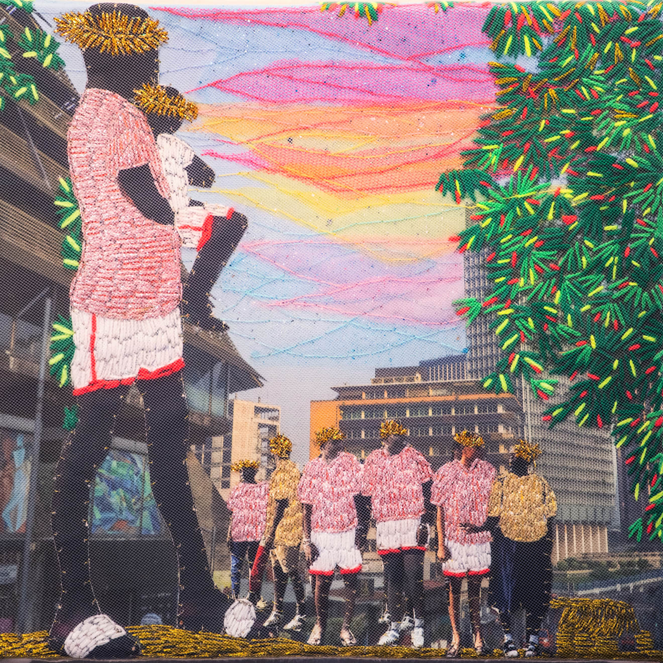 Joana Choumali, Va, vis et deviens !, 2025. A boy sit on the pyramid in Abidjan