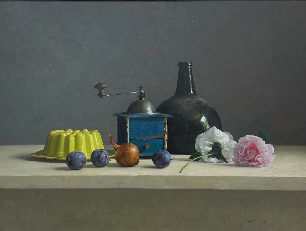 Qiangli Liang, Blauwe koffiemolen met rozen en oude fles, 2024