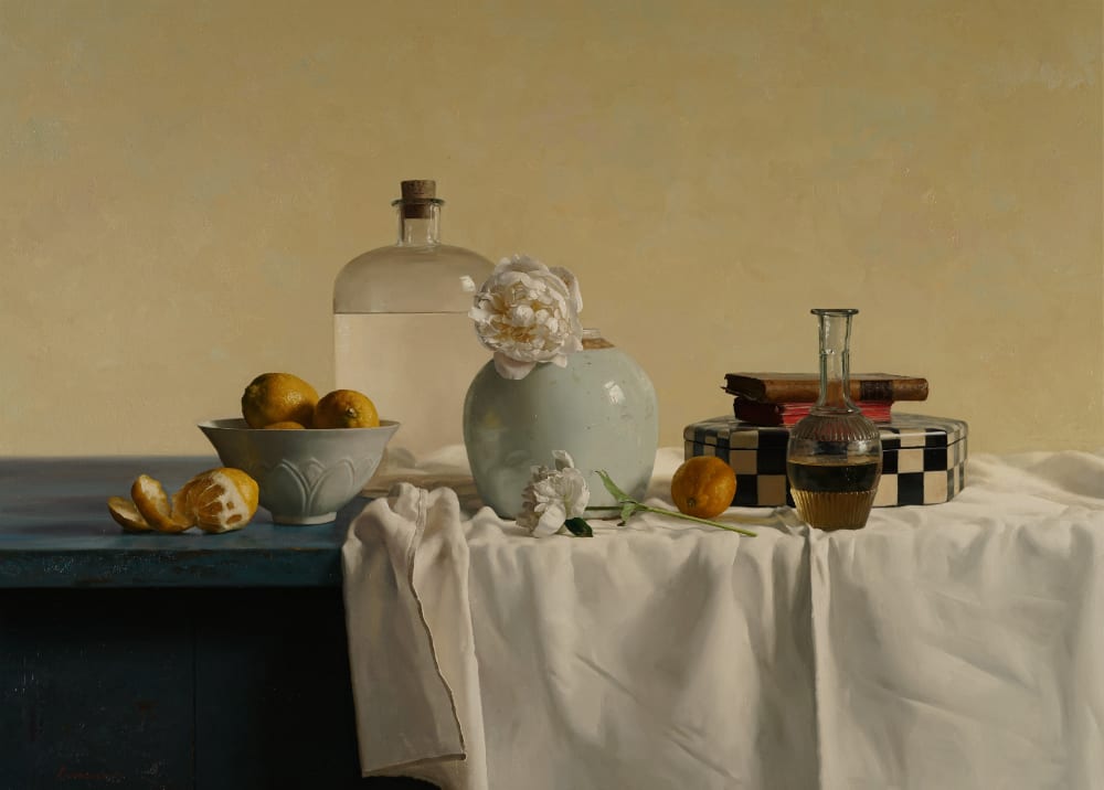 Qiangli Liang, Geschilde citroen met witte pioenrozen, 2019