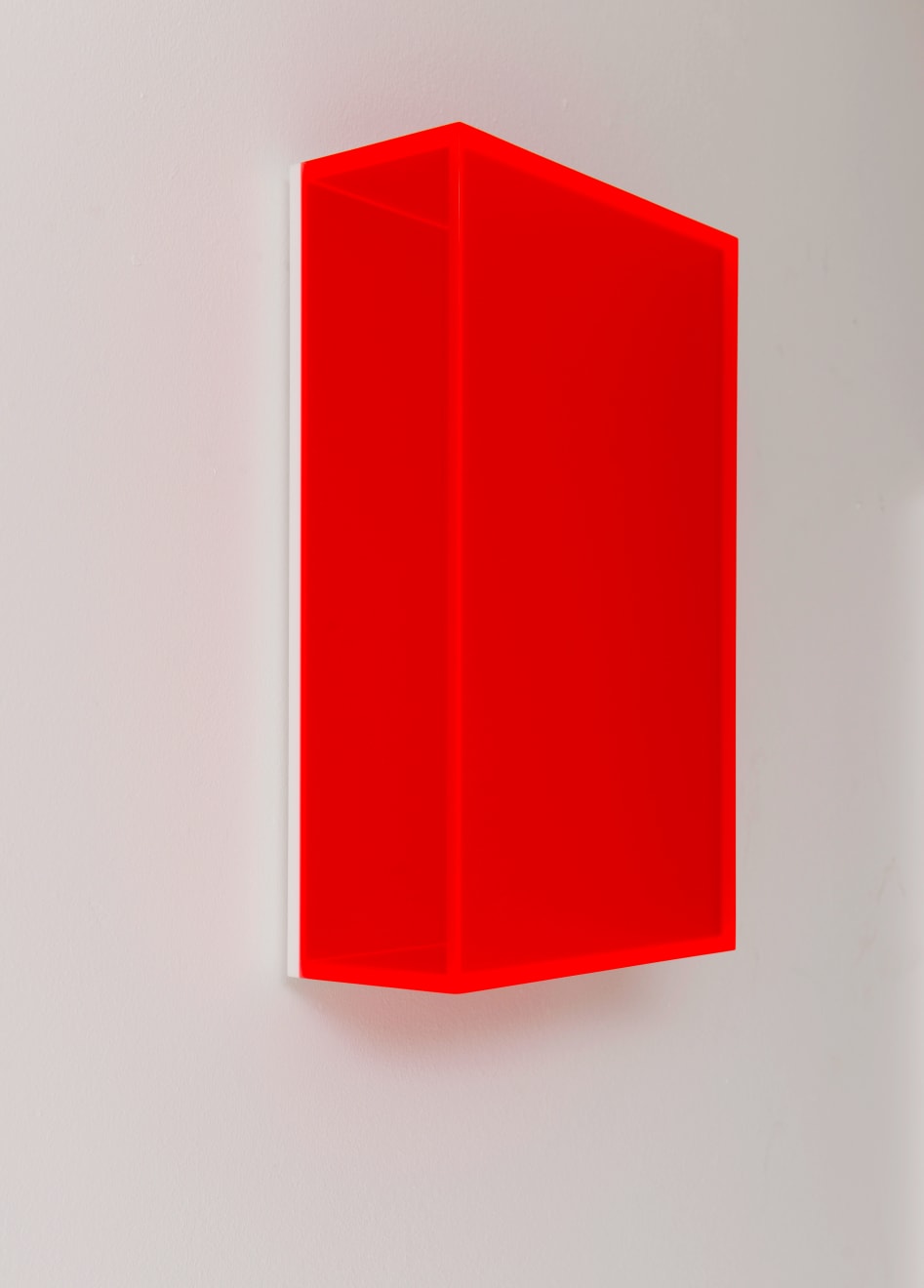 Regine Schumann, colormirror satin red glowing after mieres, 1 part, 2022