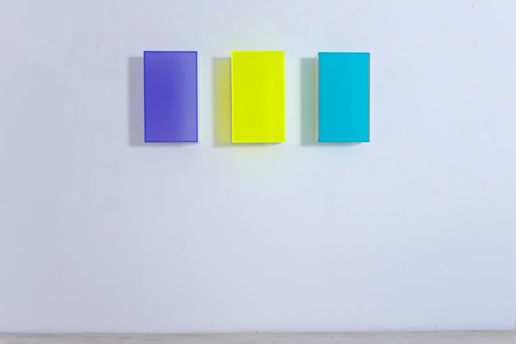 Regine Schumann, colormirror glow after satin green knokke, 2021
