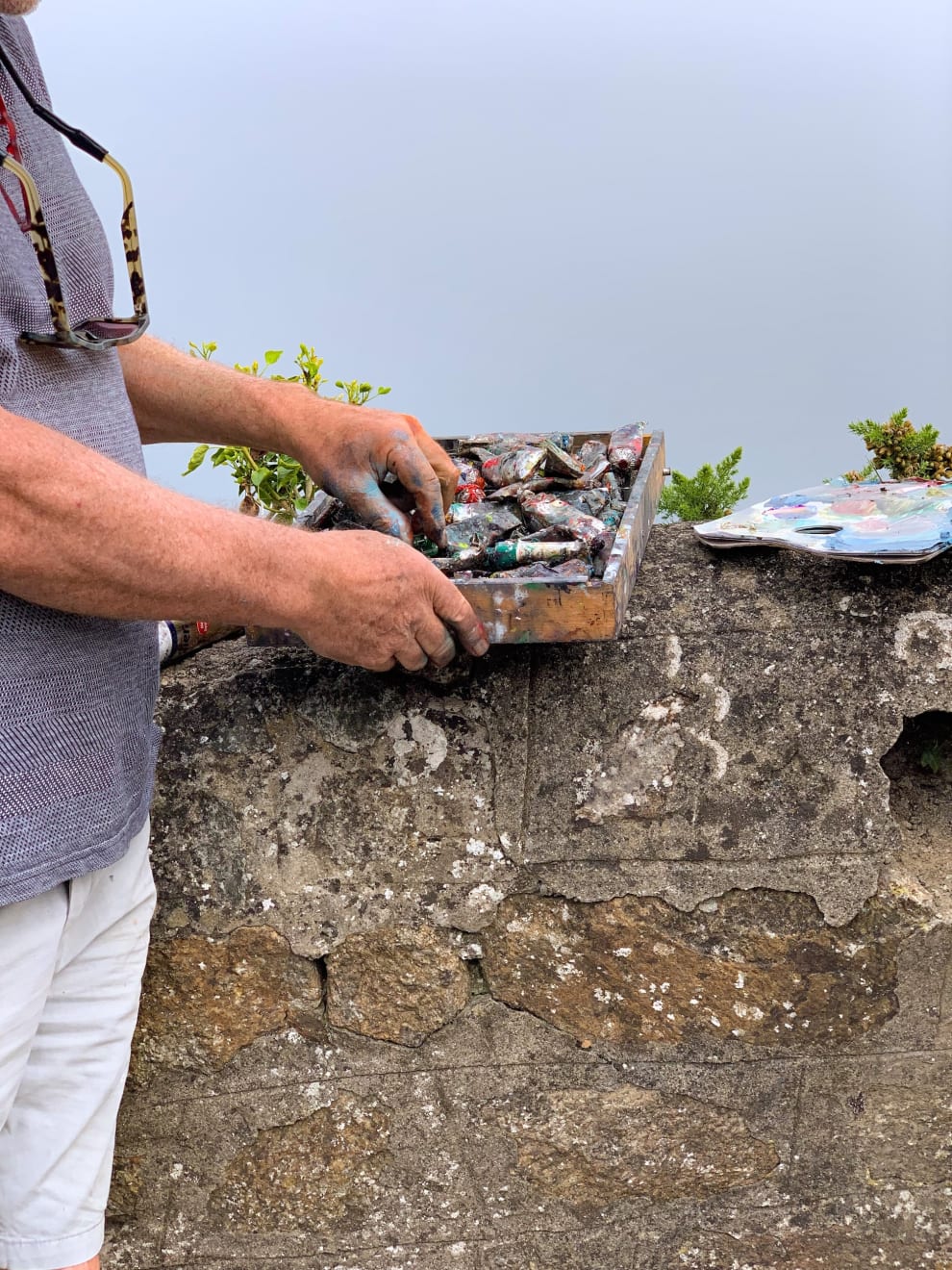 Artist_Gerard_Byrne_painting_plein_air_Irish_Summer_Vico_Road_Dalkey_Ireland_phot_Max_Hernandez